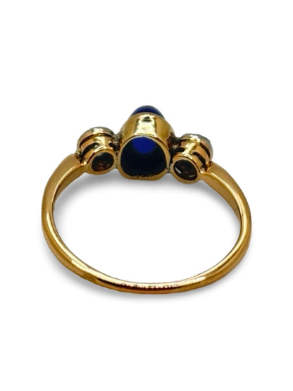 Bague en or rose sertie d’un saphir cabochon de 0,80 carat et de diamants totalisant 0,30 carat. Ce bijou élégant met en valeur la profondeur du saphir, sublimée par l’éclat raffiné des diamants. Une bague raffinée et lumineuse, idéale pour les amateurs de joaillerie fine, de pierres précieuses et de pièces uniques au design sophistiqué.