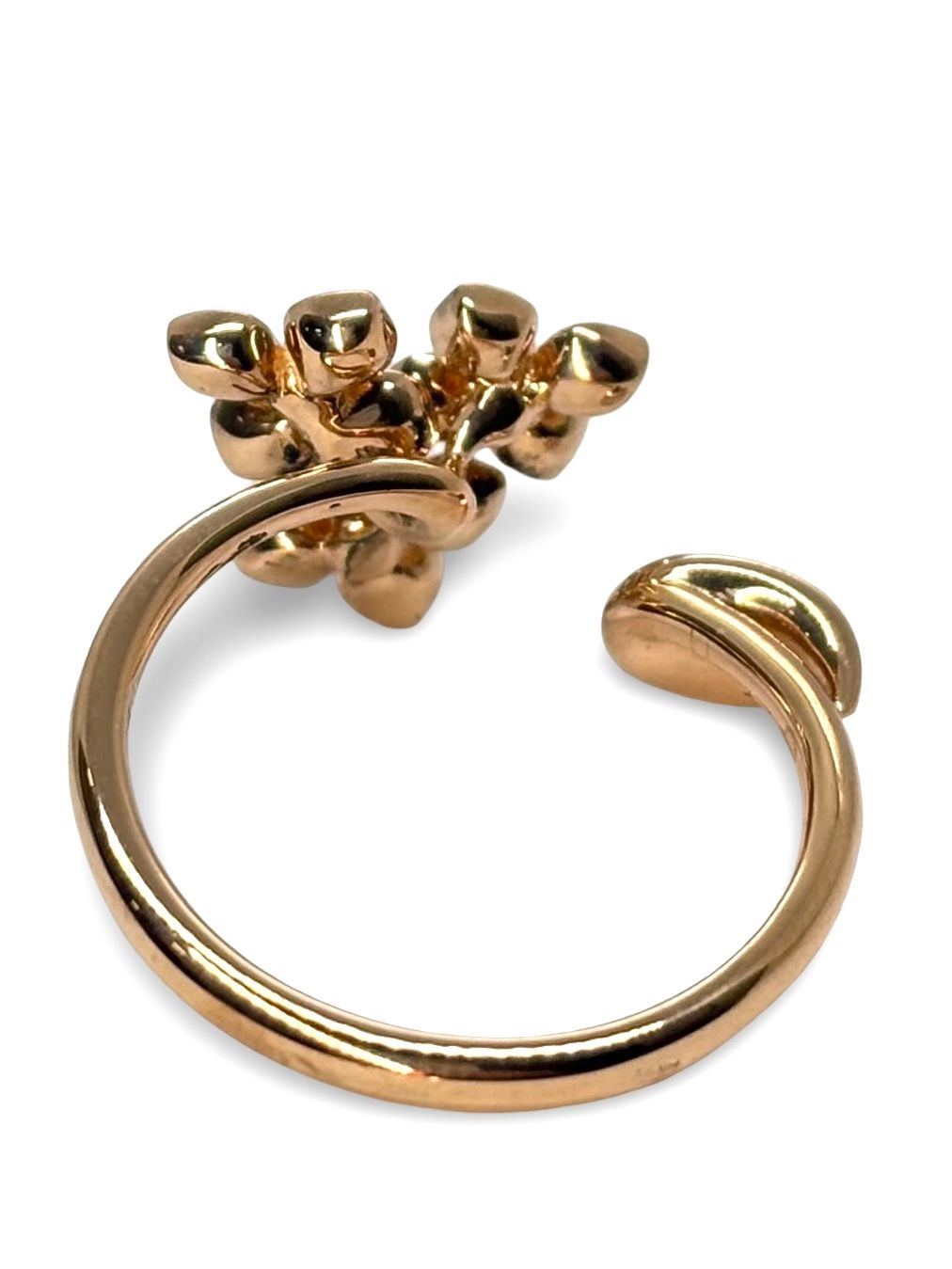 Ravissante bague en or rose 18 carats ornée de diamants étincelants pour un poids total de 0,50 carat. Ce bijou délicat allie la chaleur de l’or rose à l’éclat du diamant pour une touche d’élégance subtile. Parfaite pour un cadeau raffiné, une déclaration romantique ou un bijou du quotidien. Finition soignée et design intemporel signés La Joaillerie Rive Gauche, spécialiste du bijou d’exception.