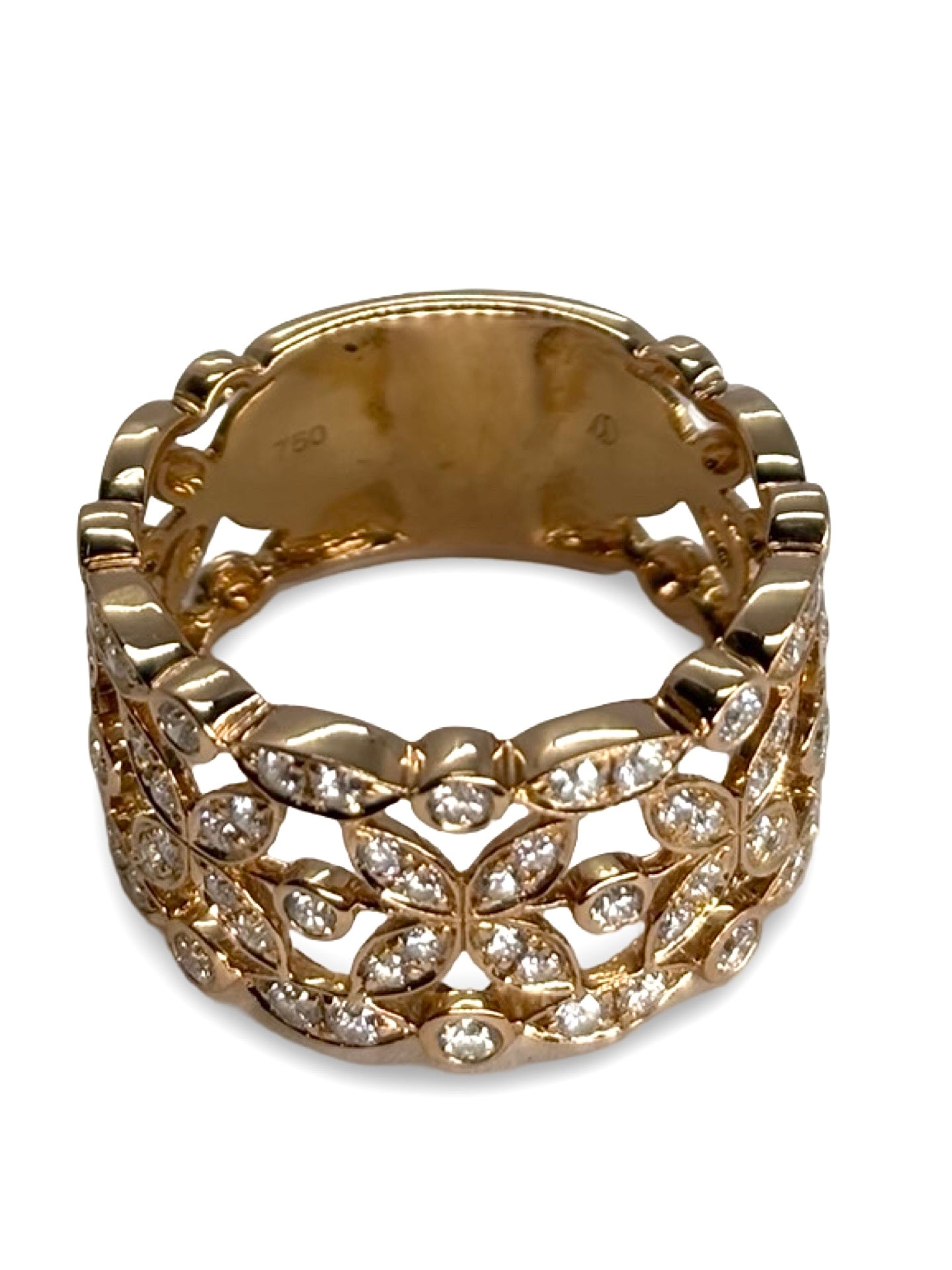 Bague en or rose signée Didier Guérin, modèle Diamants de Rosée, sublimée par 0,60 carat de diamants étincelants. Ce bijou d’exception séduit par son éclat délicat et son design poétique, reflet du savoir-faire joaillier français. Une création élégante qui illumine la main avec raffinement et féminité.