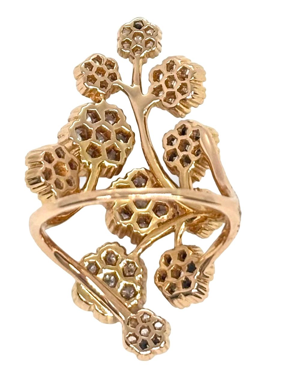 Superbe bague en or rose 18 carats sublimée par des diamants éclatants totalisant 1 carat. Alliance parfaite de douceur et de brillance, ce bijou raffiné séduit par son élégance romantique. Idéale pour une déclaration d’amour, un anniversaire ou une occasion précieuse. L’or rose réchauffe l’éclat du diamant pour un rendu lumineux et féminin.