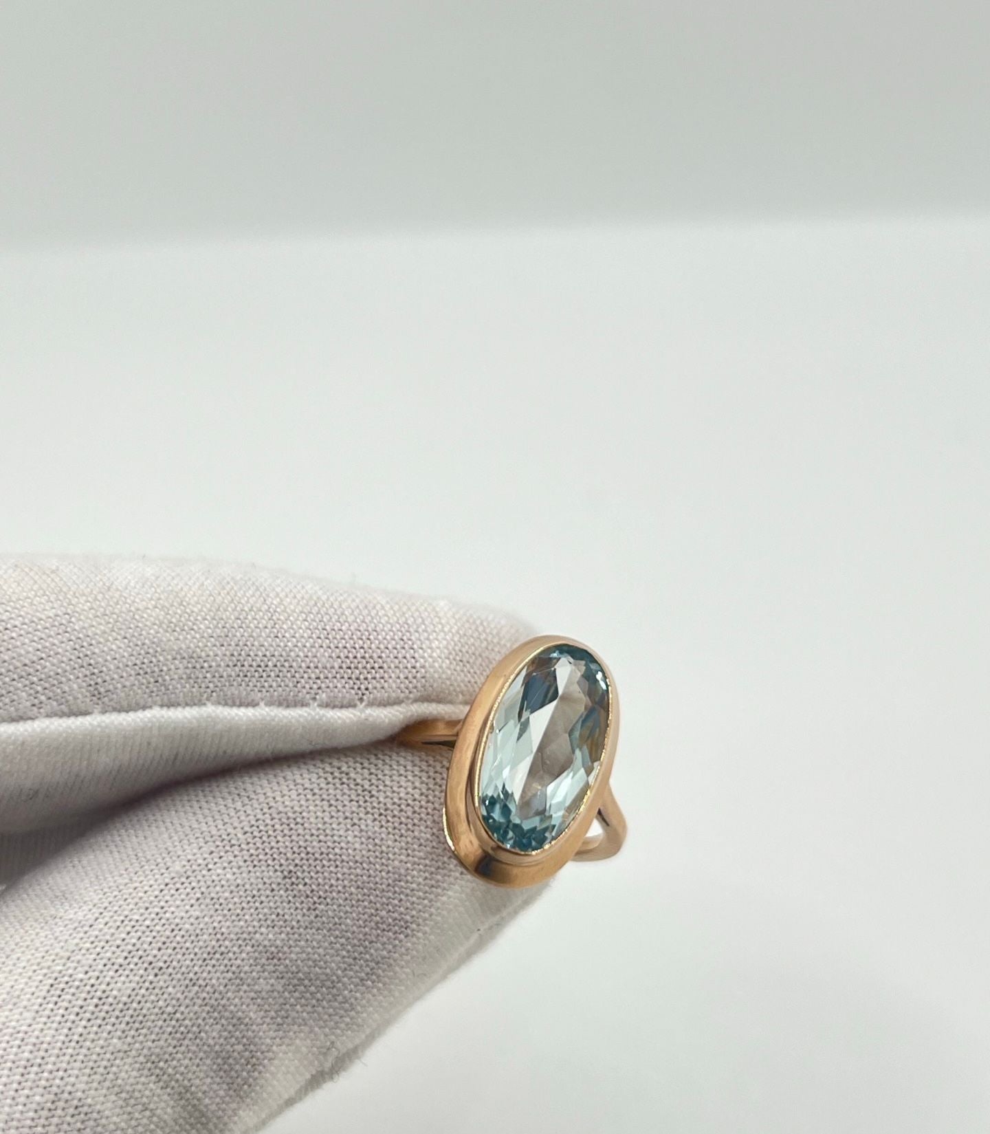 Découvrez cette magnifique bague en or rose, délicatement sertie d'une aigue-marine naturelle pesant environ 5 carats. Son éclat sublime est mis en valeur par l'élégance de l'or rose, créant une pièce unique et précieuse. Cette bague, accompagnée de son écrin raffiné, est le cadeau parfait pour marquer une occasion spéciale.