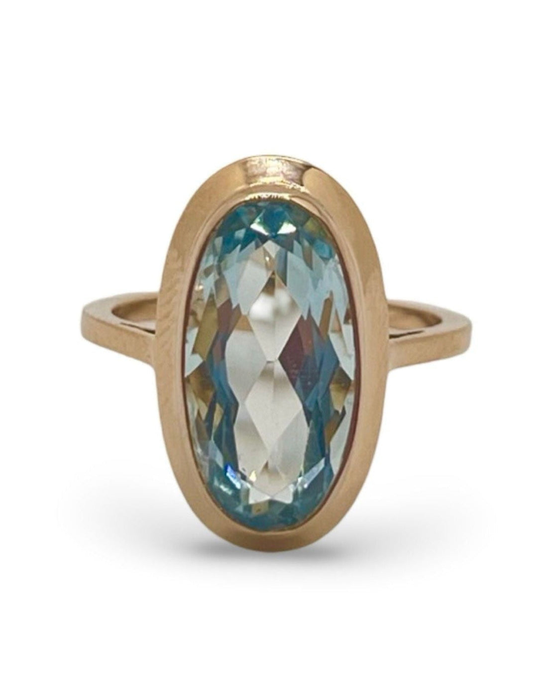 Découvrez cette magnifique bague en or rose, délicatement sertie d'une aigue-marine naturelle pesant environ 5 carats. Son éclat sublime est mis en valeur par l'élégance de l'or rose, créant une pièce unique et précieuse. Cette bague, accompagnée de son écrin raffiné, est le cadeau parfait pour marquer une occasion spéciale.