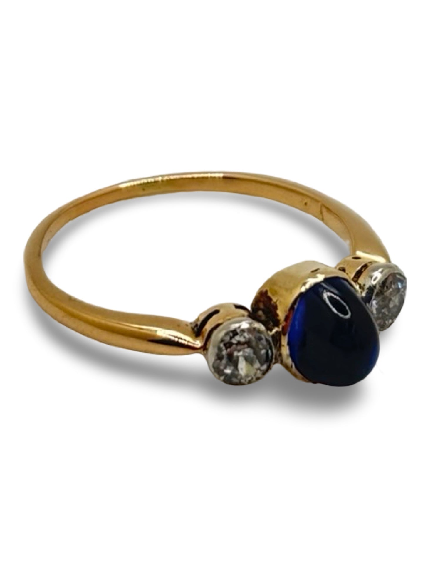 Bague en or rose sertie d’un saphir cabochon de 0,80 carat et de diamants totalisant 0,30 carat. Ce bijou élégant met en valeur la profondeur du saphir, sublimée par l’éclat raffiné des diamants. Une bague raffinée et lumineuse, idéale pour les amateurs de joaillerie fine, de pierres précieuses et de pièces uniques au design sophistiqué.