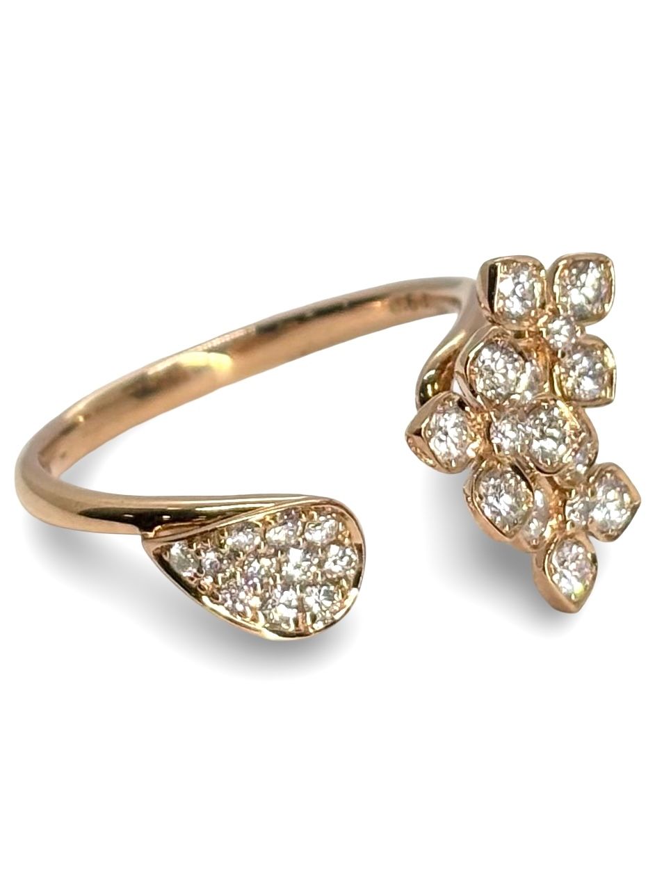 Ravissante bague en or rose 18 carats ornée de diamants étincelants pour un poids total de 0,50 carat. Ce bijou délicat allie la chaleur de l’or rose à l’éclat du diamant pour une touche d’élégance subtile. Parfaite pour un cadeau raffiné, une déclaration romantique ou un bijou du quotidien. Finition soignée et design intemporel signés La Joaillerie Rive Gauche, spécialiste du bijou d’exception.