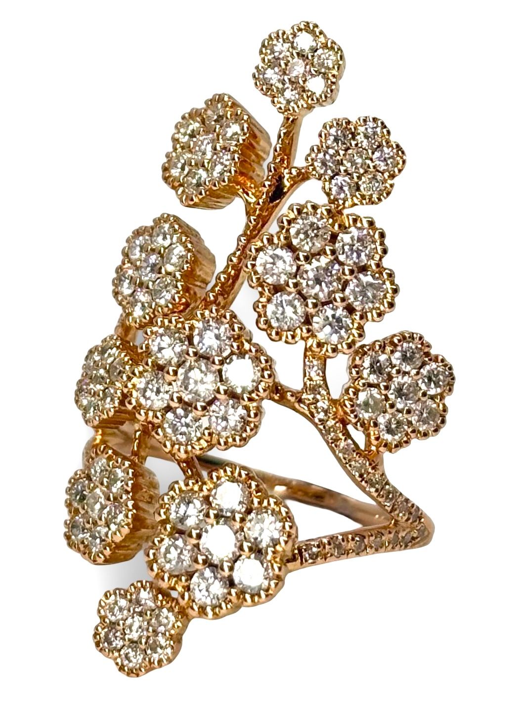 Superbe bague en or rose 18 carats sublimée par des diamants éclatants totalisant 1 carat. Alliance parfaite de douceur et de brillance, ce bijou raffiné séduit par son élégance romantique. Idéale pour une déclaration d’amour, un anniversaire ou une occasion précieuse. L’or rose réchauffe l’éclat du diamant pour un rendu lumineux et féminin.