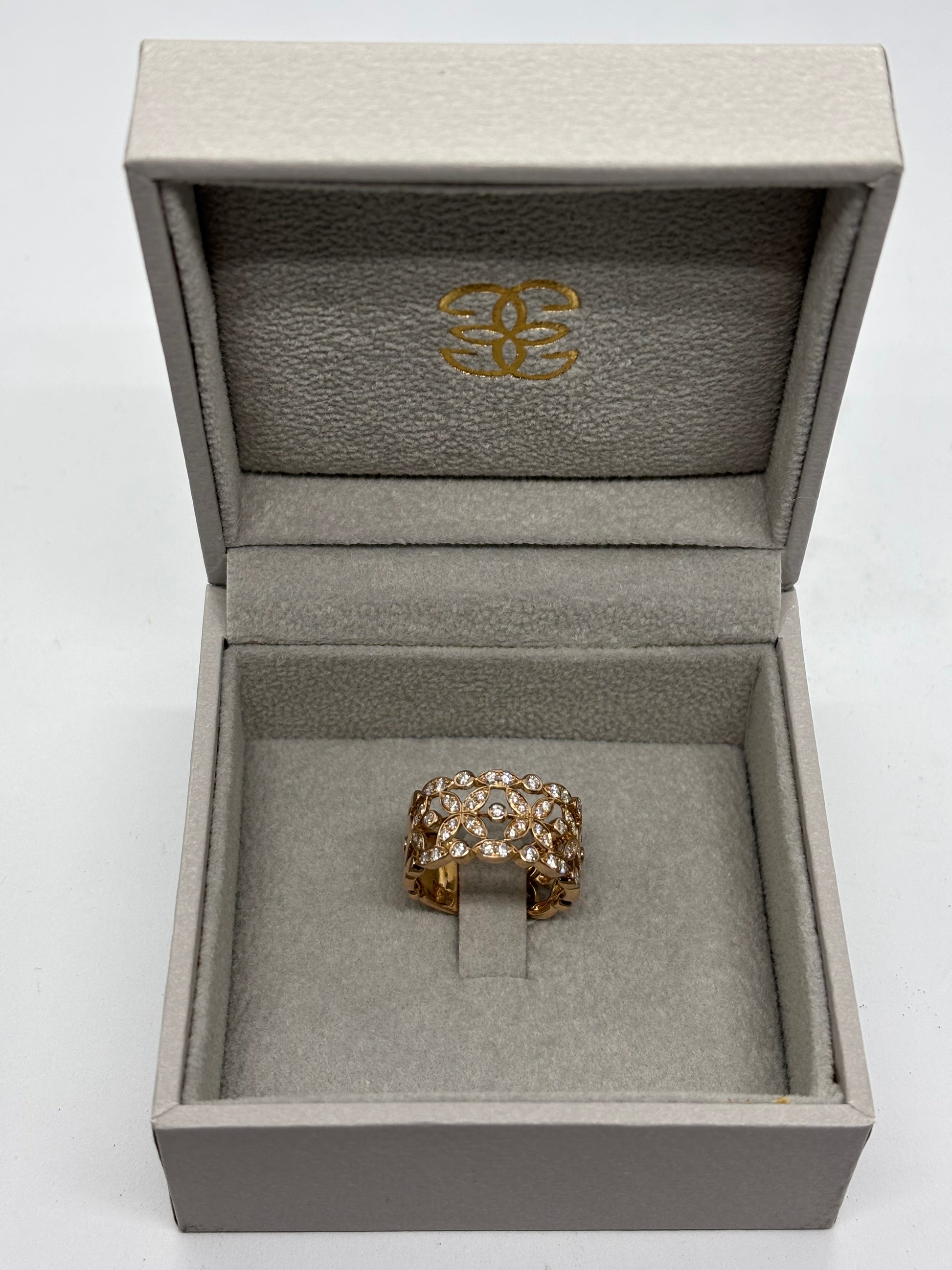 Bague en or rose signée Didier Guérin, modèle Diamants de Rosée, sublimée par 0,60 carat de diamants étincelants. Ce bijou d’exception séduit par son éclat délicat et son design poétique, reflet du savoir-faire joaillier français. Une création élégante qui illumine la main avec raffinement et féminité.