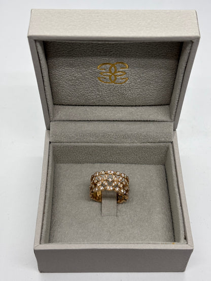 Bague en or rose signée Didier Guérin, modèle Diamants de Rosée, sublimée par 0,60 carat de diamants étincelants. Ce bijou d’exception séduit par son éclat délicat et son design poétique, reflet du savoir-faire joaillier français. Une création élégante qui illumine la main avec raffinement et féminité.