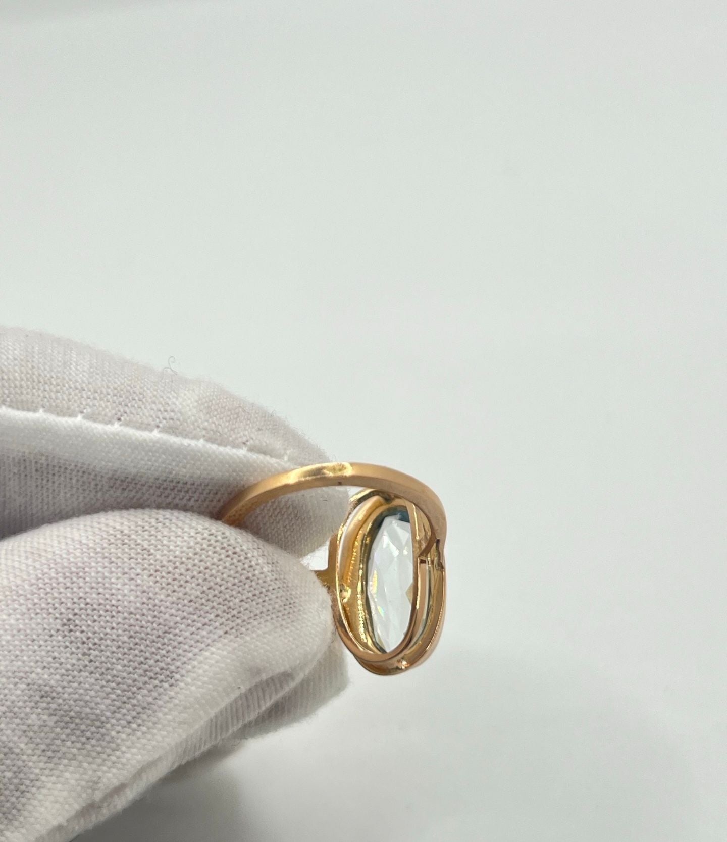 Découvrez cette magnifique bague en or rose, délicatement sertie d'une aigue-marine naturelle pesant environ 5 carats. Son éclat sublime est mis en valeur par l'élégance de l'or rose, créant une pièce unique et précieuse. Cette bague, accompagnée de son écrin raffiné, est le cadeau parfait pour marquer une occasion spéciale.
