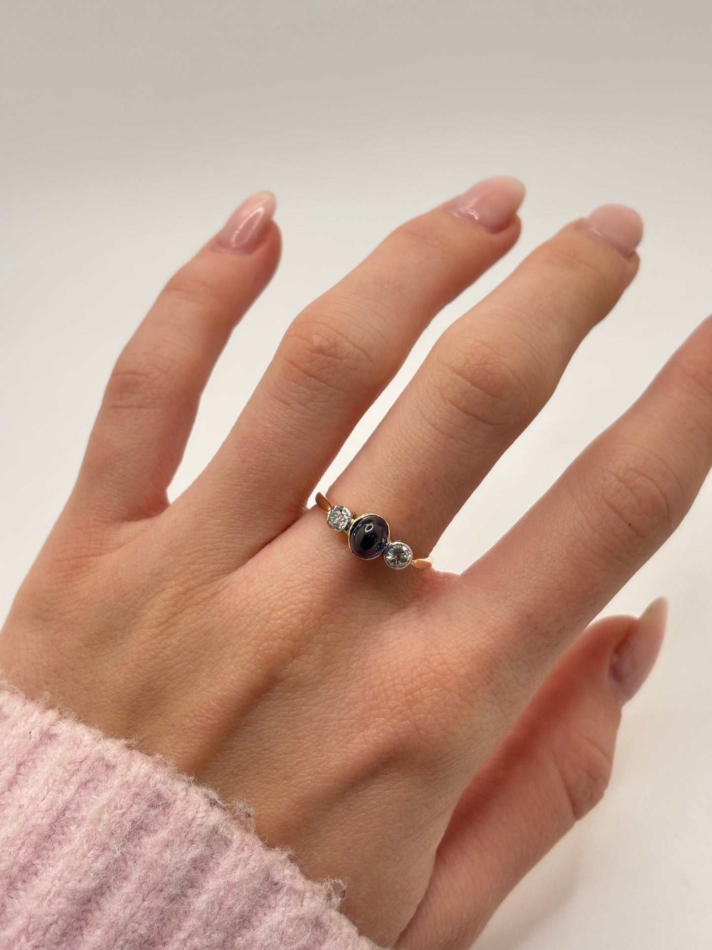 Bague en or rose sertie d’un saphir cabochon de 0,80 carat et de diamants totalisant 0,30 carat. Ce bijou élégant met en valeur la profondeur du saphir, sublimée par l’éclat raffiné des diamants. Une bague raffinée et lumineuse, idéale pour les amateurs de joaillerie fine, de pierres précieuses et de pièces uniques au design sophistiqué.