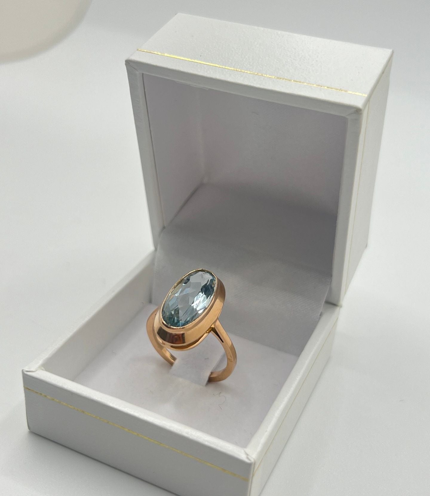 Découvrez cette magnifique bague en or rose, délicatement sertie d'une aigue-marine naturelle pesant environ 5 carats. Son éclat sublime est mis en valeur par l'élégance de l'or rose, créant une pièce unique et précieuse. Cette bague, accompagnée de son écrin raffiné, est le cadeau parfait pour marquer une occasion spéciale.