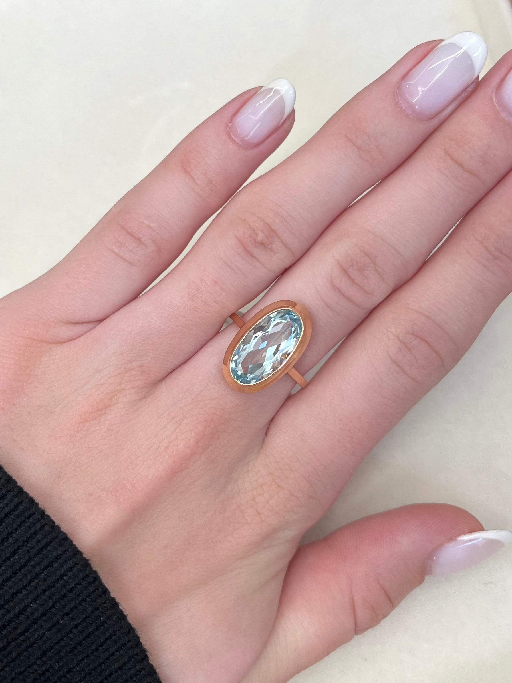 Découvrez cette magnifique bague en or rose, délicatement sertie d'une aigue-marine naturelle pesant environ 5 carats. Son éclat sublime est mis en valeur par l'élégance de l'or rose, créant une pièce unique et précieuse. Cette bague, accompagnée de son écrin raffiné, est le cadeau parfait pour marquer une occasion spéciale.