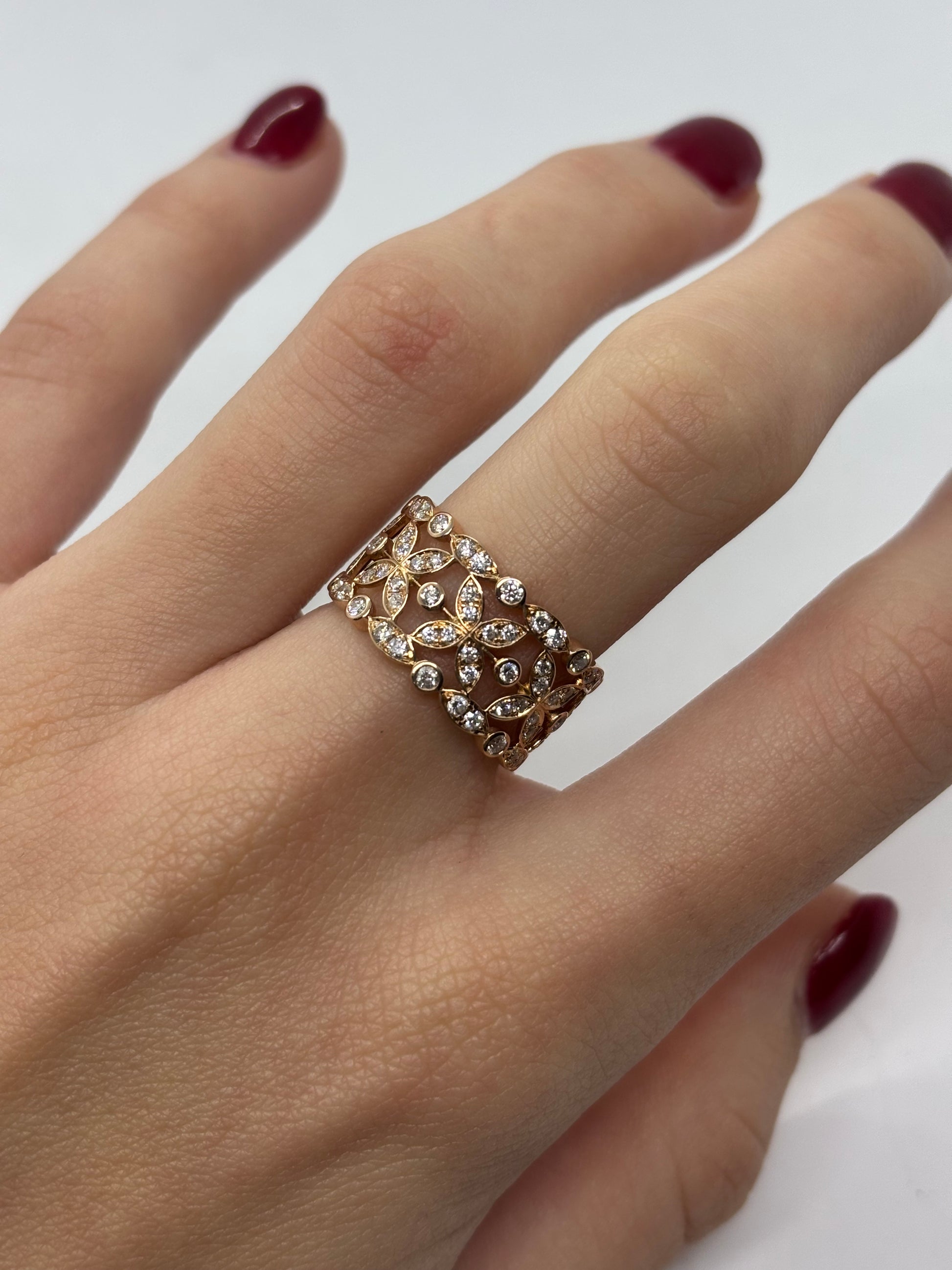 Bague en or rose signée Didier Guérin, modèle Diamants de Rosée, sublimée par 0,60 carat de diamants étincelants. Ce bijou d’exception séduit par son éclat délicat et son design poétique, reflet du savoir-faire joaillier français. Une création élégante qui illumine la main avec raffinement et féminité.