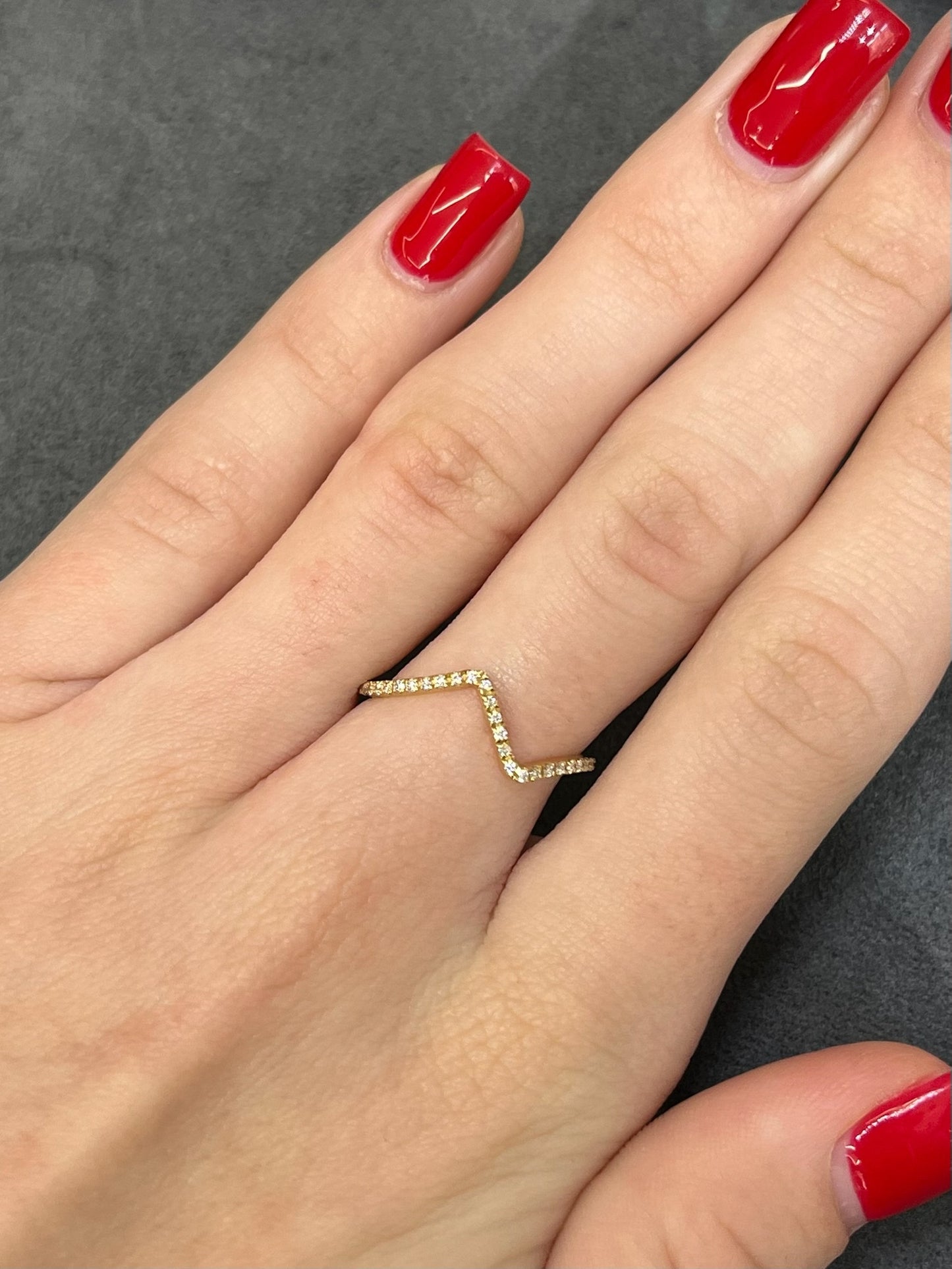 Découvrez cette magnifique bague en or rose, délicatement sertie de diamants d'un poids total de 0,26 ct. Un bijou élégant et raffiné qui apportera une touche de sophistication à votre collection. Parfait pour un cadeau spécial ou pour sublimer vos tenues. Optez pour cette bague en or rose pour un look chic et intemporel.