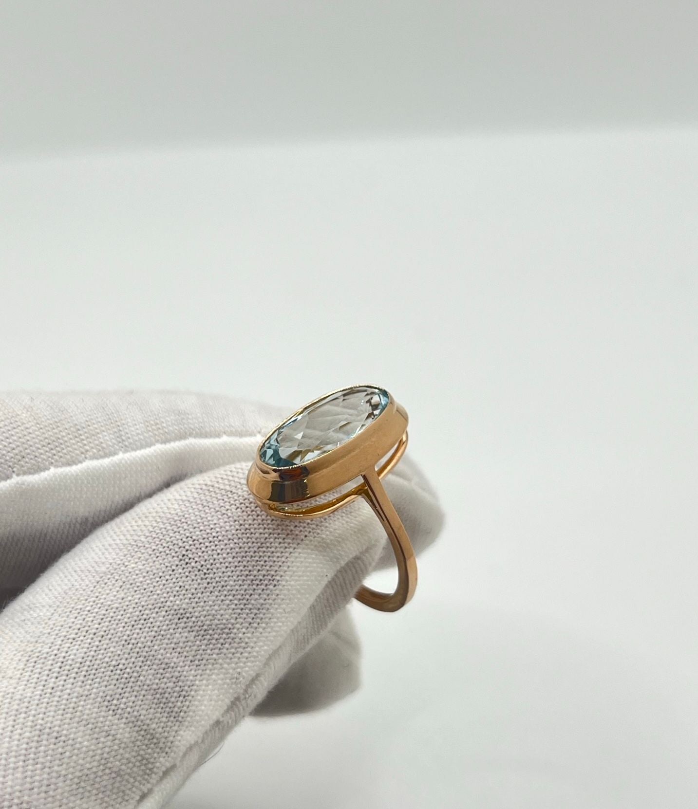 Découvrez cette magnifique bague en or rose, délicatement sertie d'une aigue-marine naturelle pesant environ 5 carats. Son éclat sublime est mis en valeur par l'élégance de l'or rose, créant une pièce unique et précieuse. Cette bague, accompagnée de son écrin raffiné, est le cadeau parfait pour marquer une occasion spéciale.