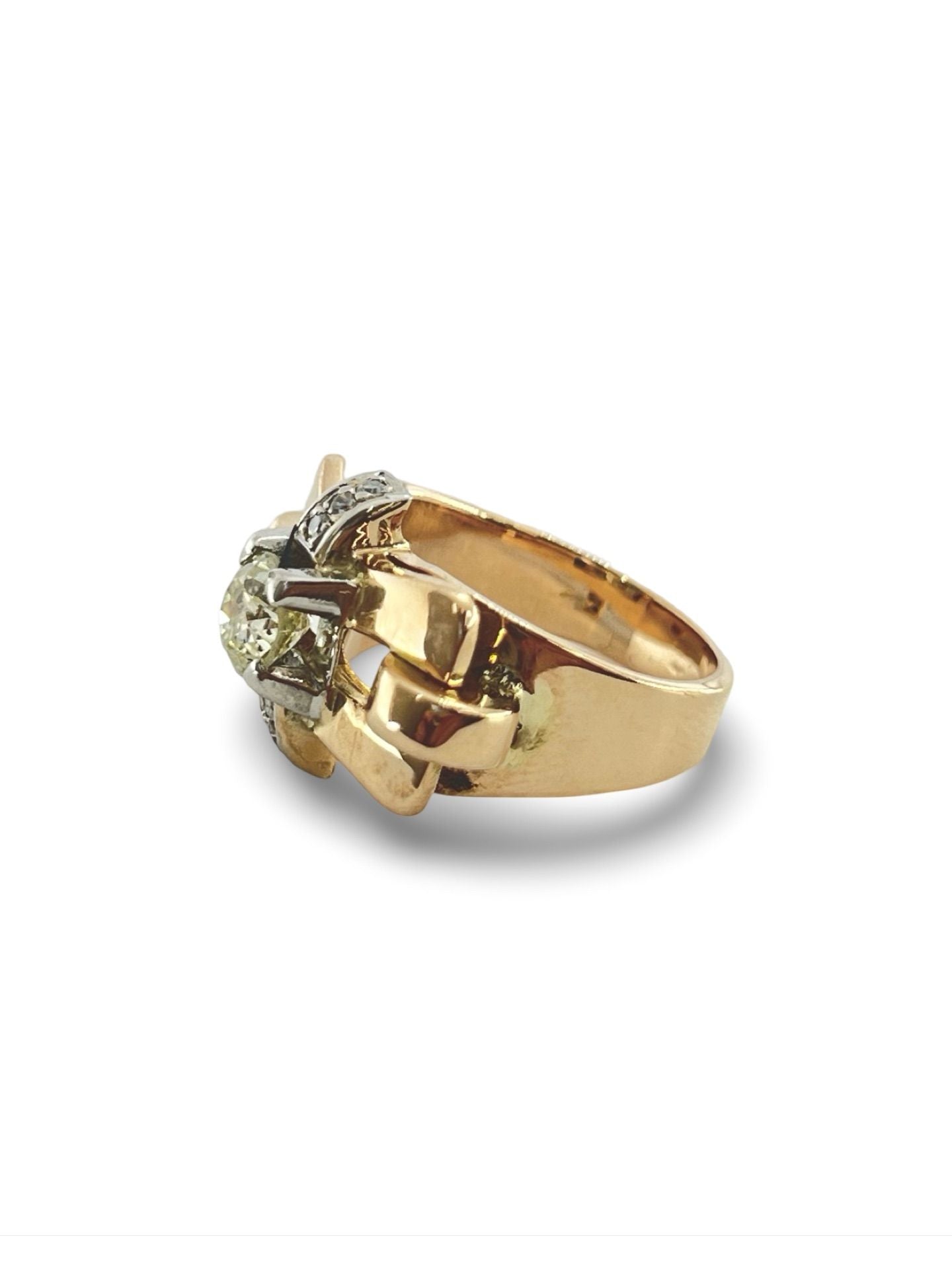 Découvrez cette élégante bague en or, mettant en valeur un diamant de taille ancienne d'environ 0,50 ct, accompagné de six diamants supplémentaires totalisant 0,05 ct. Ce bijou raffiné, parfait pour les amateurs de pierres précieuses, combine tradition et modernité avec son design unique et sa qualité exceptionnelle.