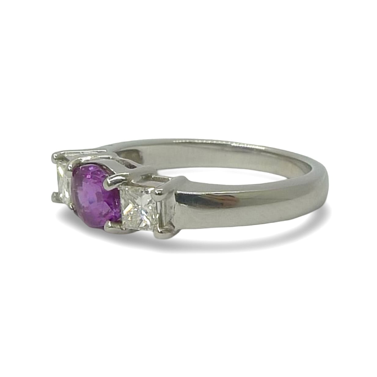 Laissez-vous charmer par cette somptueuse bague en or, sublimée par un saphir rose de 1 carat et entourée de diamants scintillants totalisant 0,60 ct. Un bijou d’exception qui allie la douceur du saphir rose à l’éclat intemporel des diamants. Parfaite pour une demande en mariage, un cadeau précieux ou simplement pour sublimer votre style.