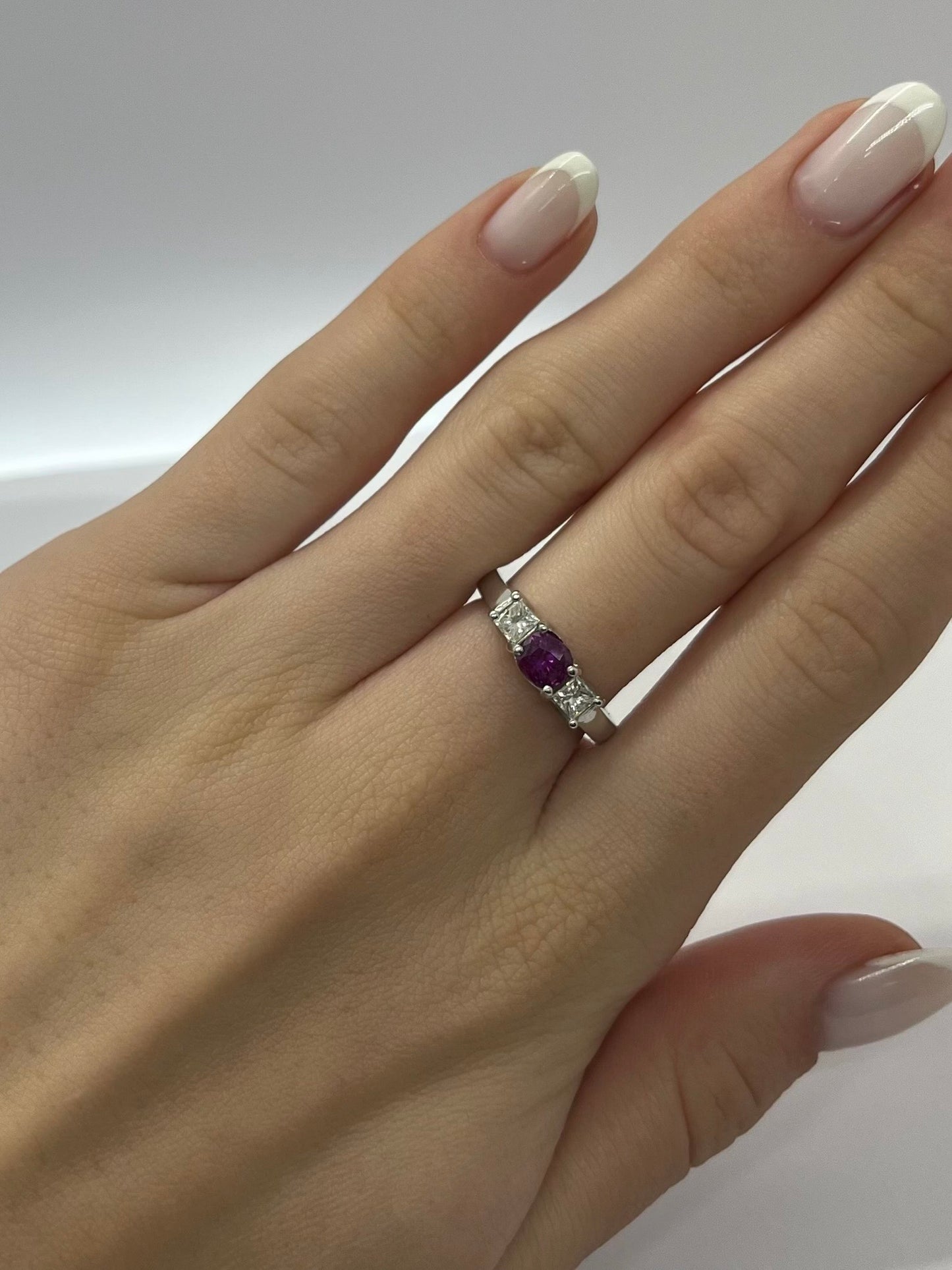 Laissez-vous charmer par cette somptueuse bague en or, sublimée par un saphir rose de 1 carat et entourée de diamants scintillants totalisant 0,60 ct. Un bijou d’exception qui allie la douceur du saphir rose à l’éclat intemporel des diamants. Parfaite pour une demande en mariage, un cadeau précieux ou simplement pour sublimer votre style.