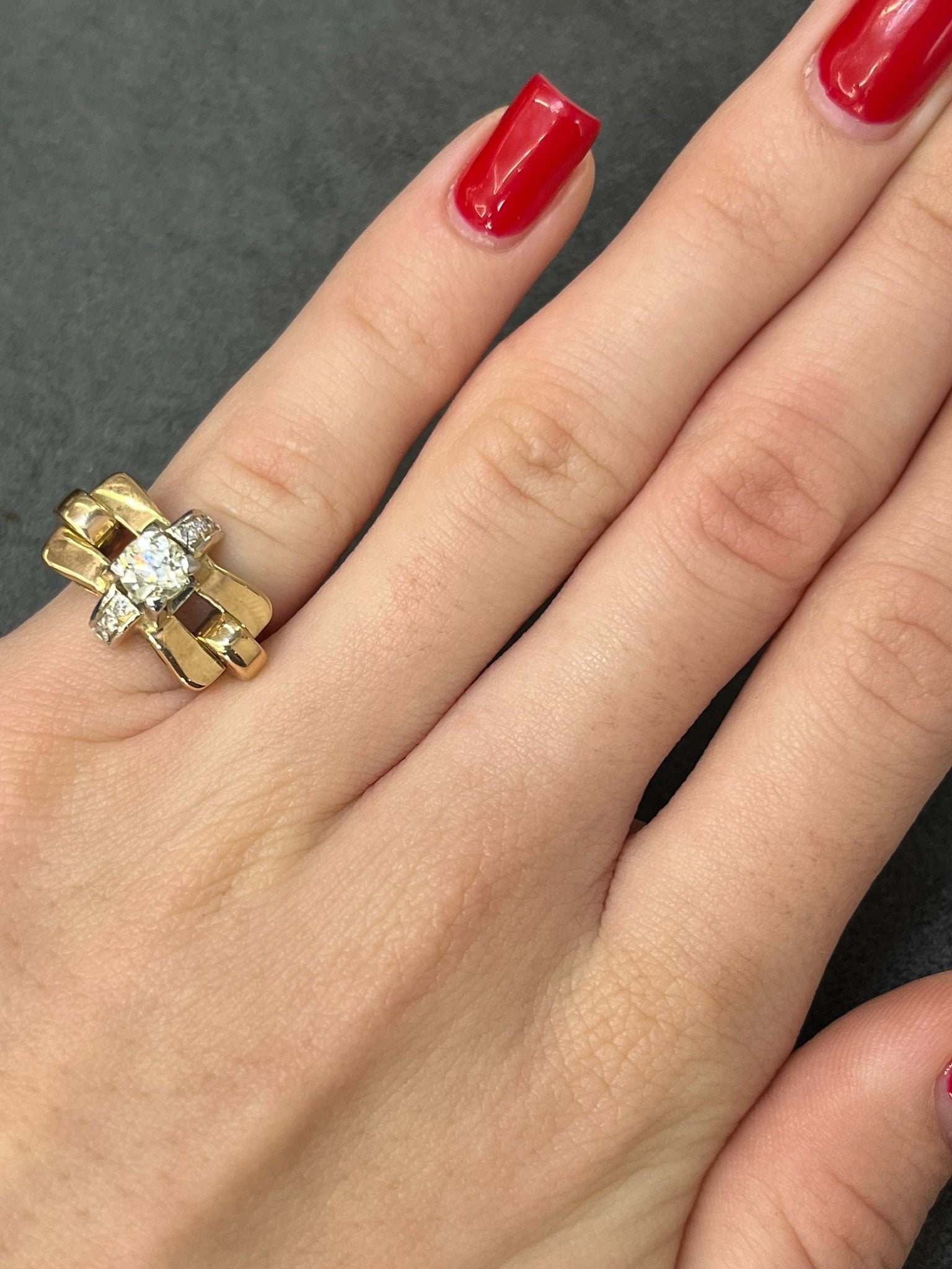 Découvrez cette élégante bague en or, mettant en valeur un diamant de taille ancienne d'environ 0,50 ct, accompagné de six diamants supplémentaires totalisant 0,05 ct. Ce bijou raffiné, parfait pour les amateurs de pierres précieuses, combine tradition et modernité avec son design unique et sa qualité exceptionnelle.