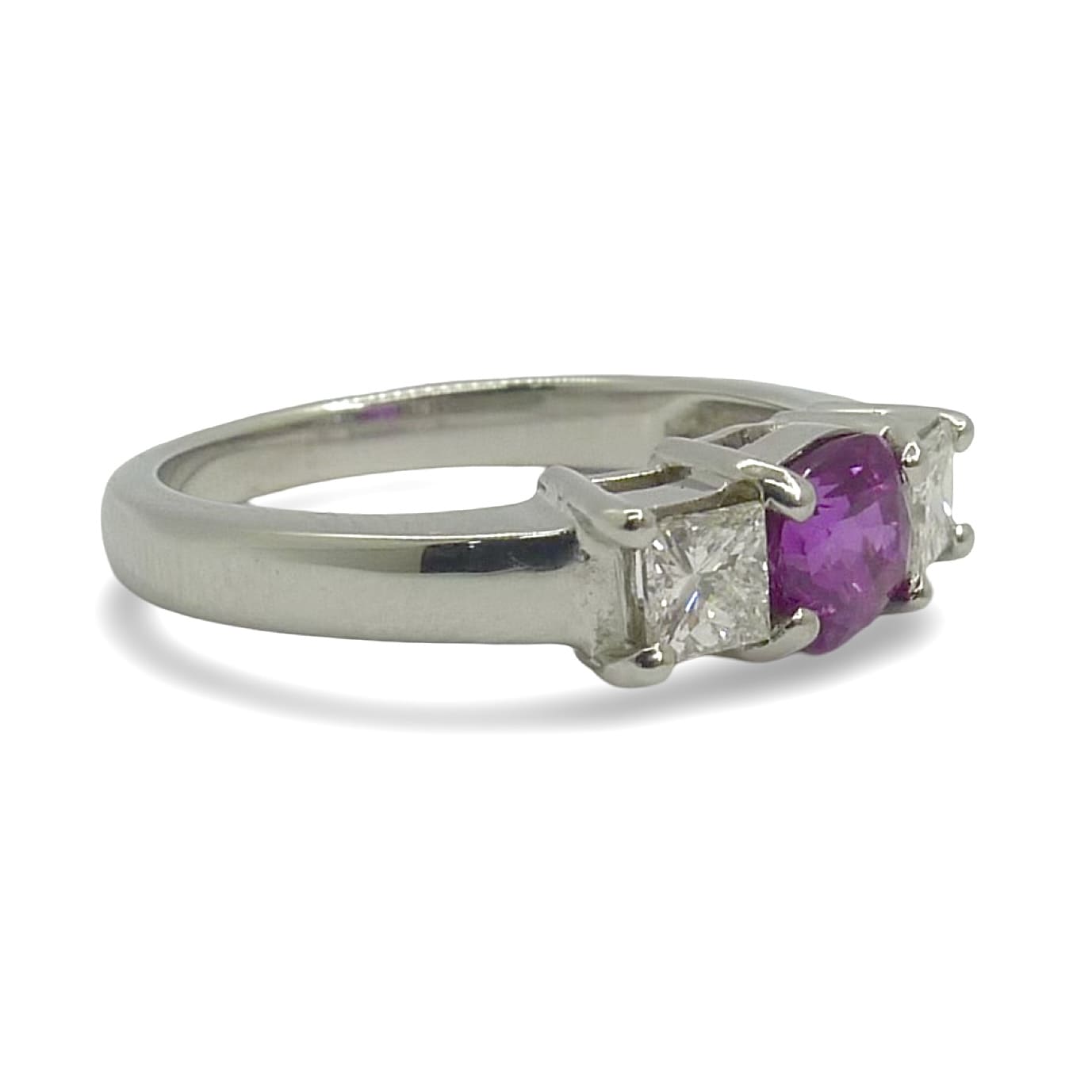Laissez-vous charmer par cette somptueuse bague en or, sublimée par un saphir rose de 1 carat et entourée de diamants scintillants totalisant 0,60 ct. Un bijou d’exception qui allie la douceur du saphir rose à l’éclat intemporel des diamants. Parfaite pour une demande en mariage, un cadeau précieux ou simplement pour sublimer votre style.