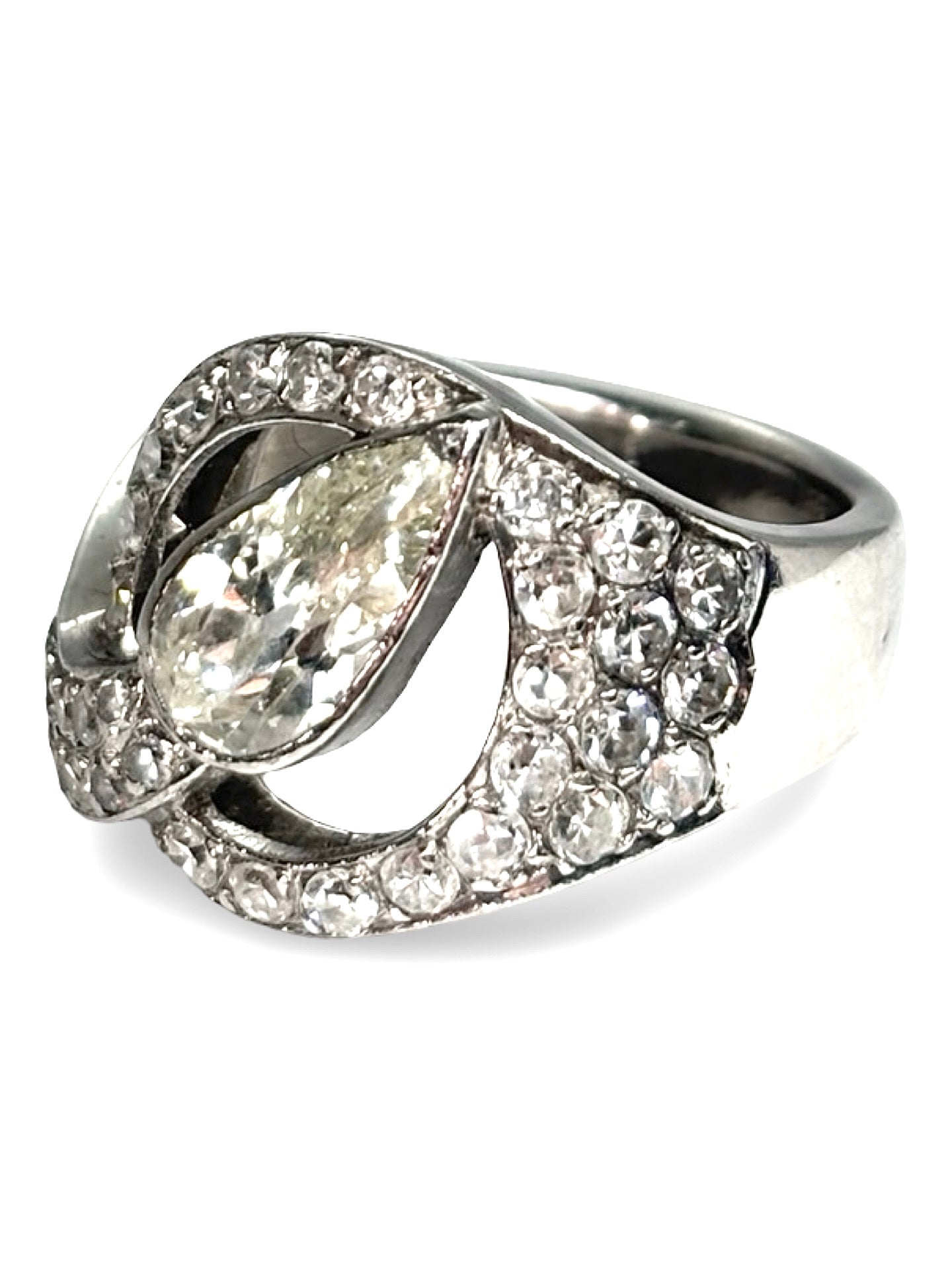 Bague en platine 950 élégante et raffinée, sertie de diamants d’un poids total de 2,50 carats. Ce bijou précieux allie éclat et durabilité grâce au platine, sublimant les diamants brillants pour un effet lumineux exceptionnel. Parfaite pour une occasion spéciale ou comme engagement, cette bague de haute joaillerie offre un design intemporel et sophistiqué qui met en valeur la beauté des pierres et la finesse du métal noble.
