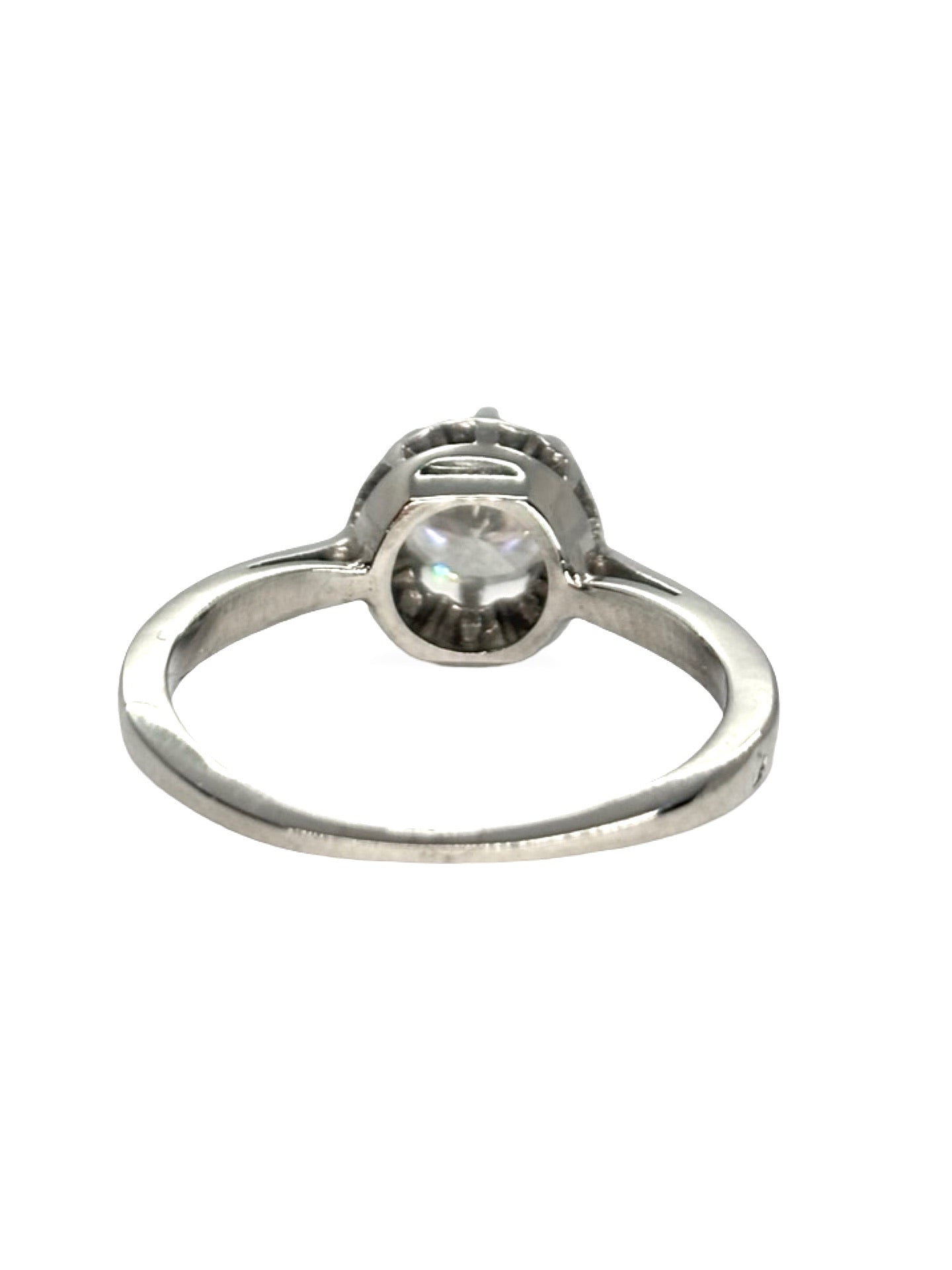 Solitaire en platine 950 serti d’un diamant de 0,85 carat, au design élégant et intemporel. Bague raffinée mettant en valeur l’éclat et la pureté de la pierre centrale. Monture en platine offrant solidité et brillance durable, idéale pour une demande en mariage ou un bijou d’exception. Une pièce précieuse alliant luxe, sobriété et sophistication.