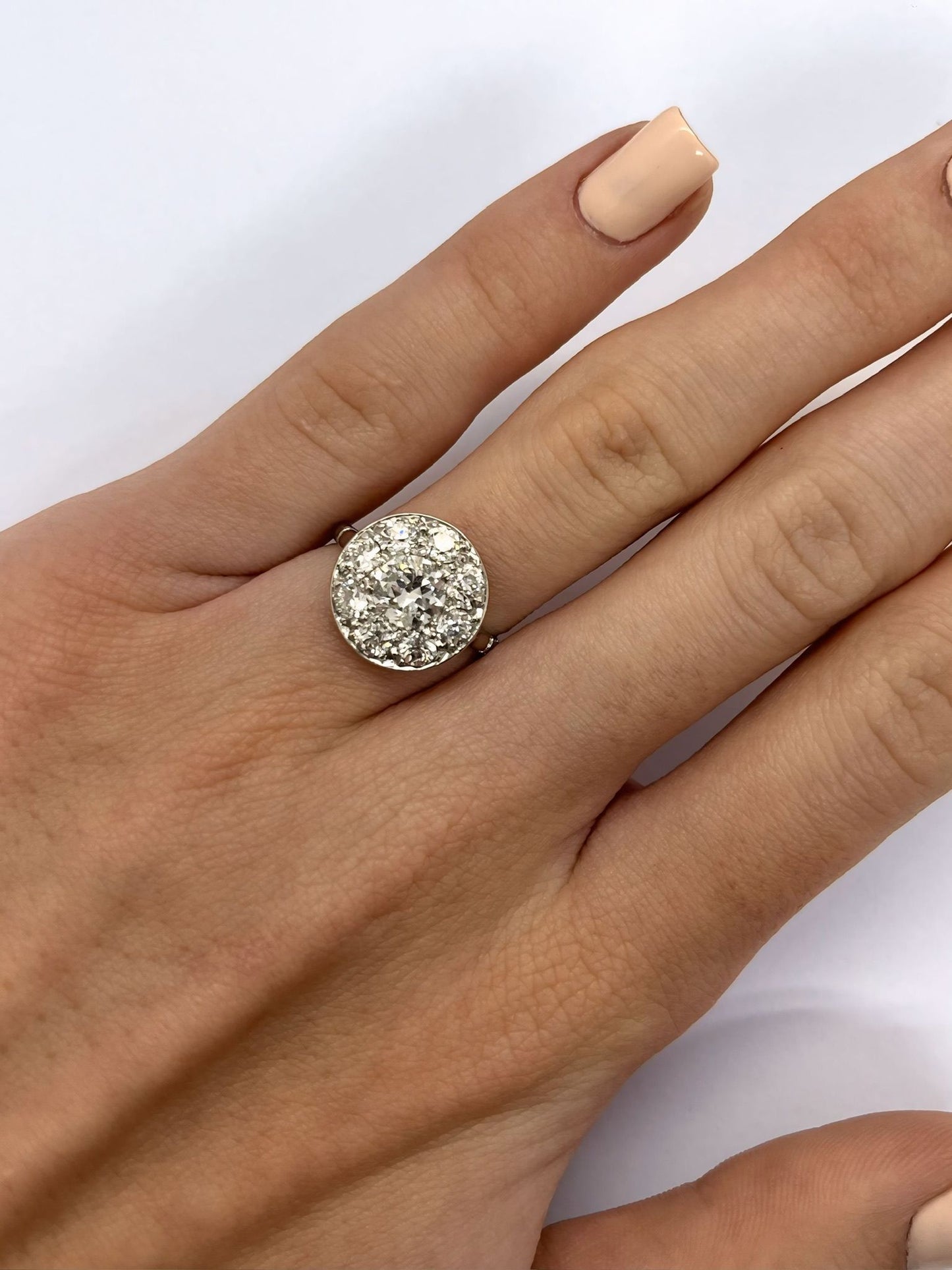 Découvrez notre superbe bague marguerite en platine 950, sublimée par un diamant rond naturel de 0,80 ct, entouré de dix diamants anciens de 0,10 ct chacun. Une création élégante et intemporelle, parfaite pour une bague de fiançailles ou un bijou d’exception.