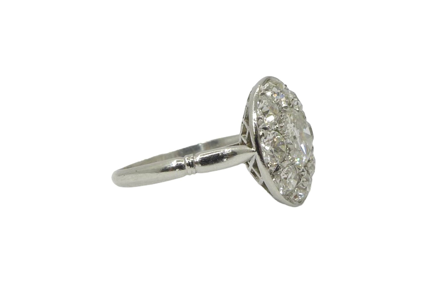 Découvrez notre superbe bague marguerite en platine 950, sublimée par un diamant rond naturel de 0,80 ct, entouré de dix diamants anciens de 0,10 ct chacun. Une création élégante et intemporelle, parfaite pour une bague de fiançailles ou un bijou d’exception.