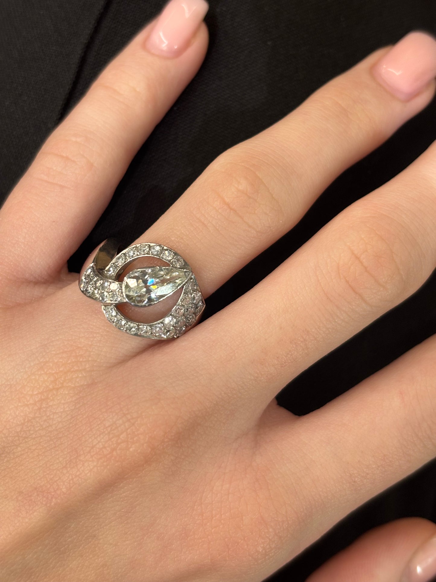 Bague en platine 950 élégante et raffinée, sertie de diamants d’un poids total de 2,50 carats. Ce bijou précieux allie éclat et durabilité grâce au platine, sublimant les diamants brillants pour un effet lumineux exceptionnel. Parfaite pour une occasion spéciale ou comme engagement, cette bague de haute joaillerie offre un design intemporel et sophistiqué qui met en valeur la beauté des pierres et la finesse du métal noble.