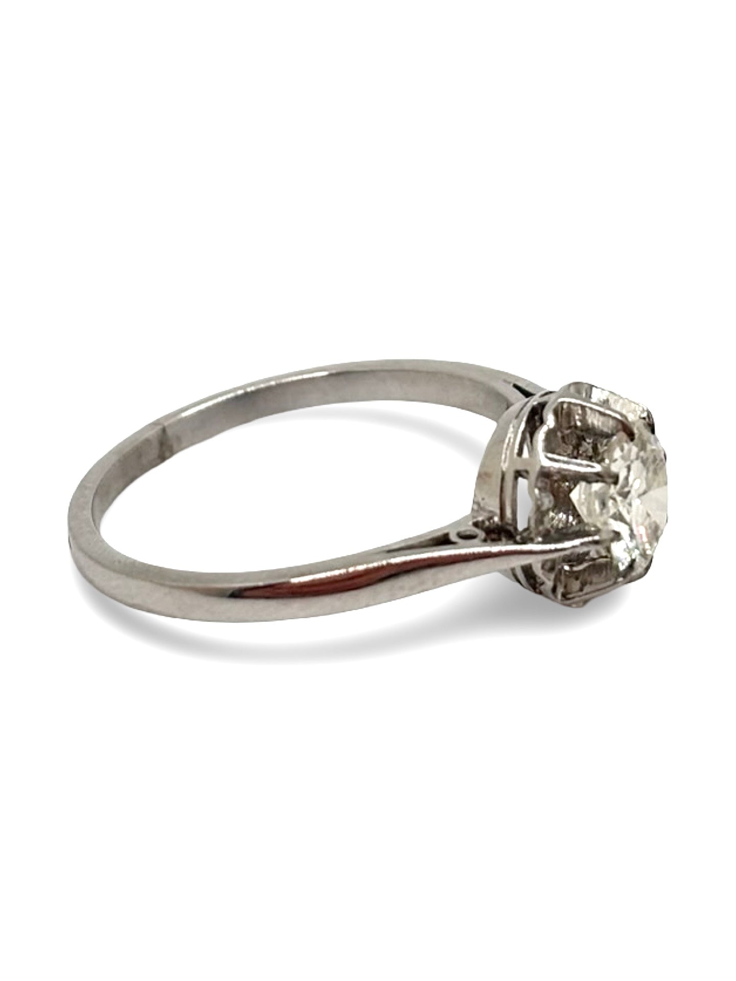 Solitaire en platine serti d’un diamant de 0,75 carat, au design élégant et épuré. Ce bijou intemporel met en valeur la pureté et l’éclat du diamant, sublimé par la finesse du platine. Une bague raffinée et classique, idéale pour les amateurs de joaillerie précieuse, de pièces uniques et de bijoux au style sophistiqué et lumineux.