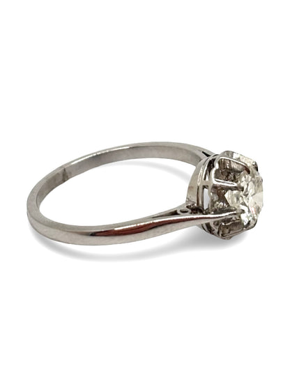 Solitaire en platine serti d’un diamant de 0,75 carat, au design élégant et épuré. Ce bijou intemporel met en valeur la pureté et l’éclat du diamant, sublimé par la finesse du platine. Une bague raffinée et classique, idéale pour les amateurs de joaillerie précieuse, de pièces uniques et de bijoux au style sophistiqué et lumineux.