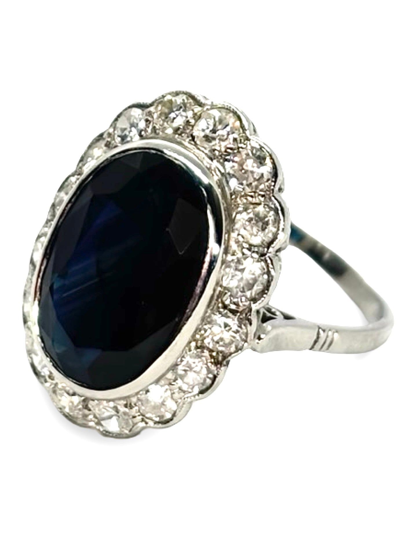 Bague en platine raffinée, sertie d’un saphir de 4 carats et de diamants totalisant 0,50 ct. Ce bijou allie l’éclat profond du saphir à la brillance subtile des diamants, offrant une pièce élégante et précieuse. Anneau en platine idéal pour les occasions spéciales et les amateurs de joaillerie fine et de luxe.