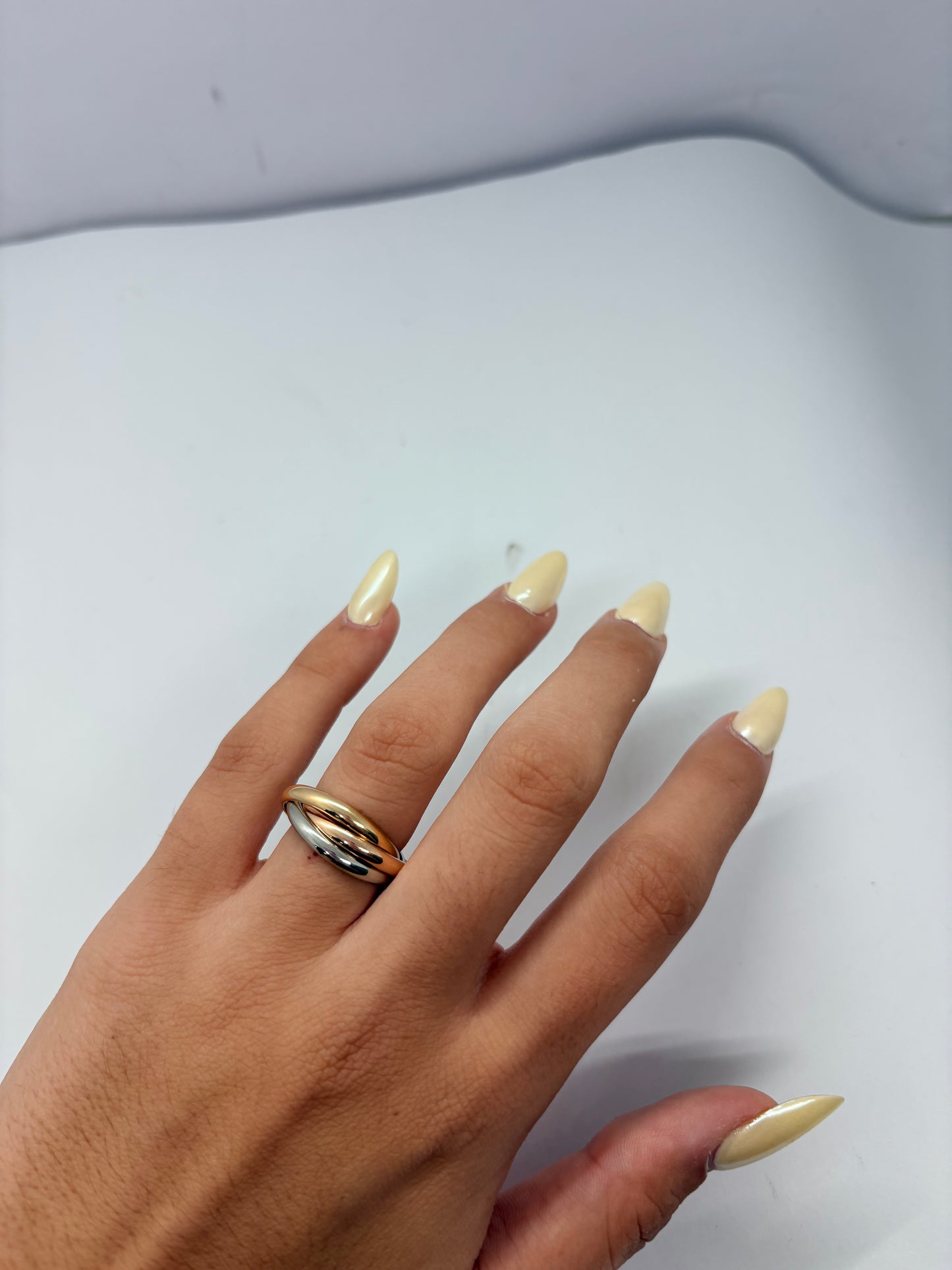 Bague 3 ors 18K élégante et raffinée, composée d’un harmonieux mélange d’or jaune, d’or blanc et d’or rose 18 carats. Cette bague tricolore en or 18K séduit par son design intemporel et sa finition délicate. Bijou précieux et féminin, cette bague en trois ors 18K s’accorde facilement avec tous les styles et peut être portée au quotidien ou lors d’occasions spéciales. Une création joaillière raffinée, idéale pour sublimer la main avec élégance.