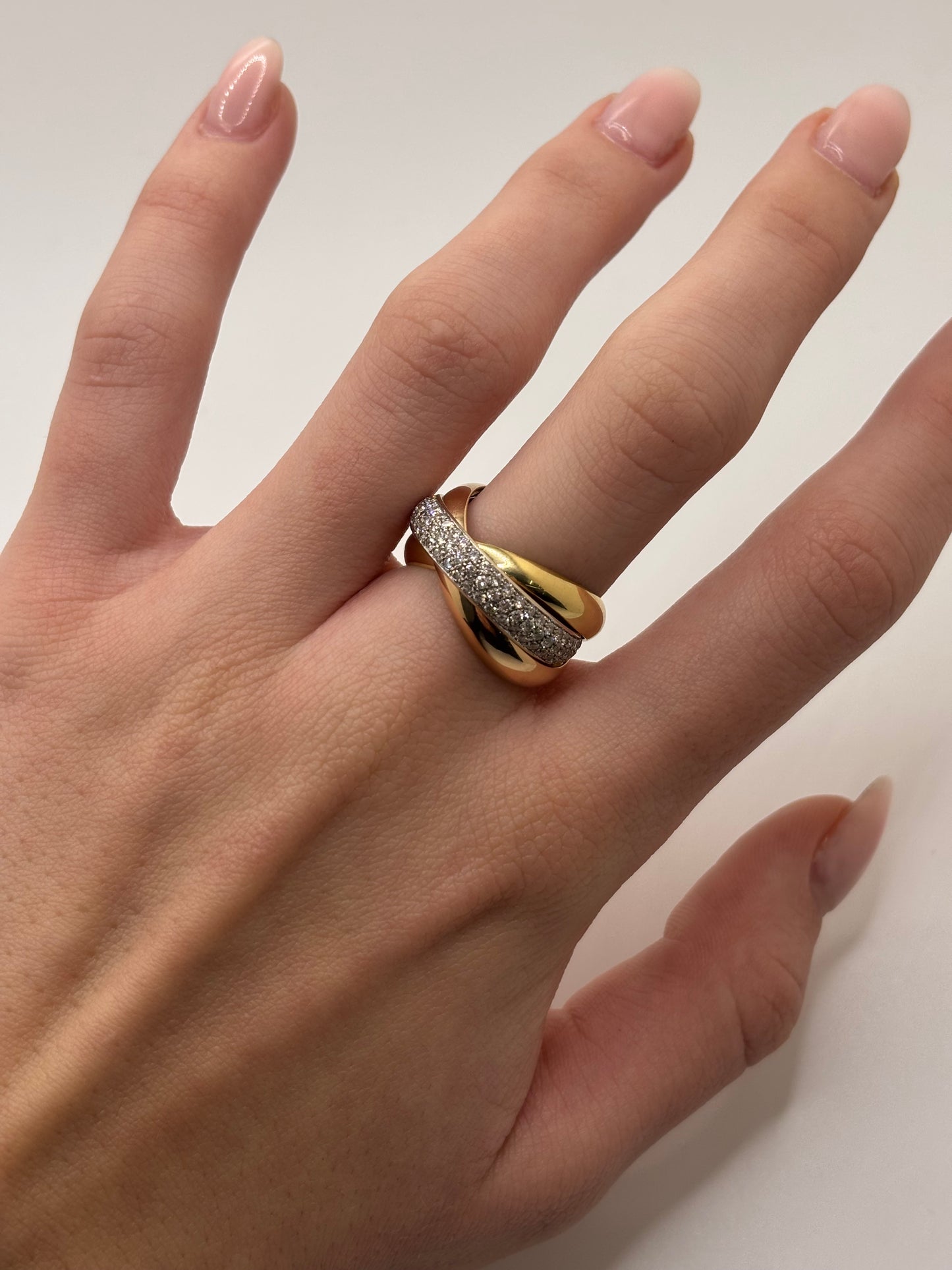 Bague en trois ors mêlant or jaune, or blanc et or rose, sertie de diamants totalisant 2 carats. Ce bijou se distingue par l’harmonie de ses métaux précieux et l’éclat remarquable de ses pierres. Une bague élégante et lumineuse, idéale pour les amateurs de joaillerie raffinée, de bijoux précieux et de pièces intemporelles au design sophistiqué.