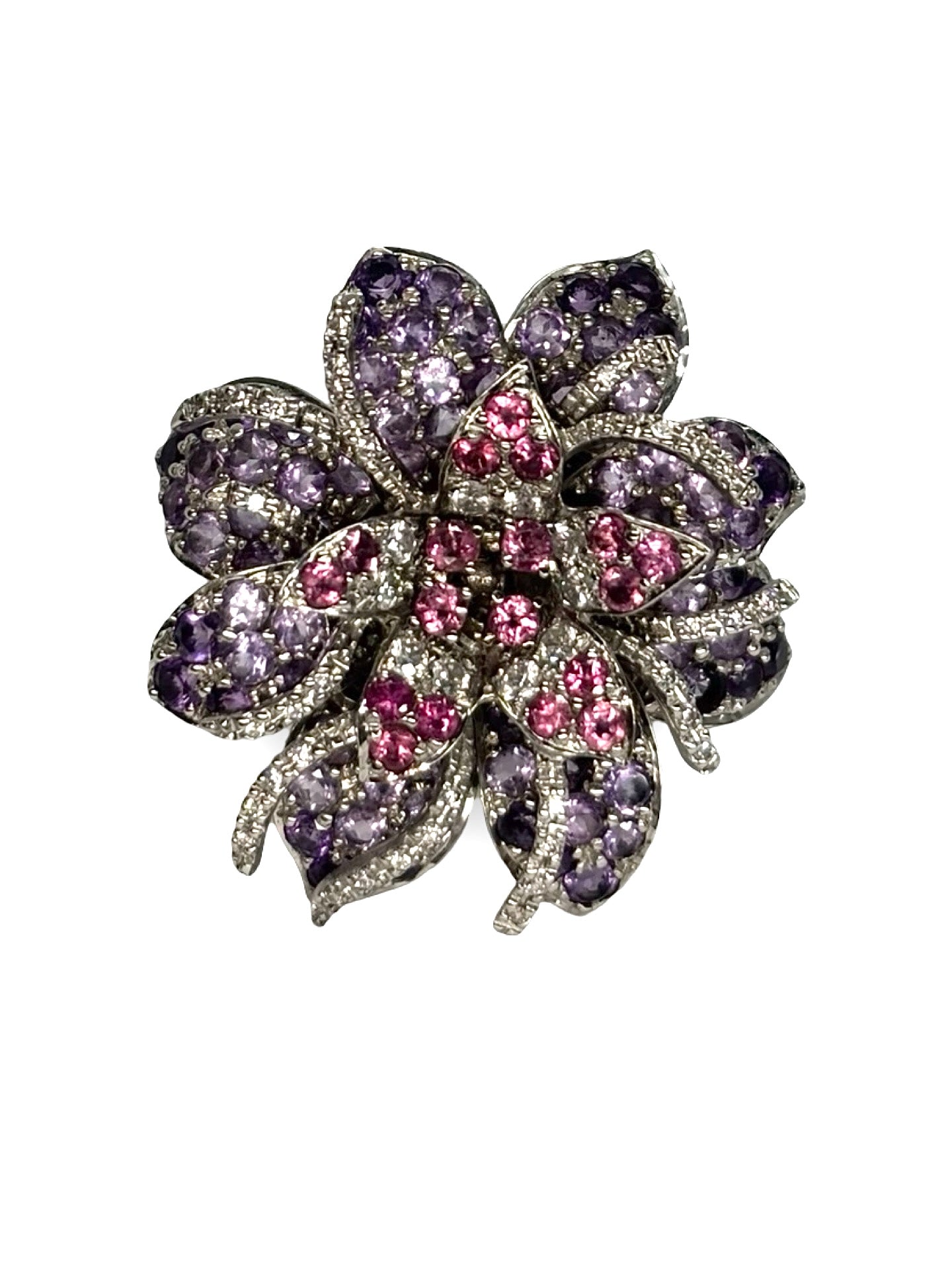 Sublimez votre style avec cette bague fleur MATY en or blanc, ornée de diamants, améthystes et tourmalines. Ce bijou raffiné allie l’éclat intemporel du diamant à la couleur vibrante des pierres précieuses. Idéale pour une touche d’élégance unique, cette création MATY incarne le luxe et la féminité dans un design floral délicat.