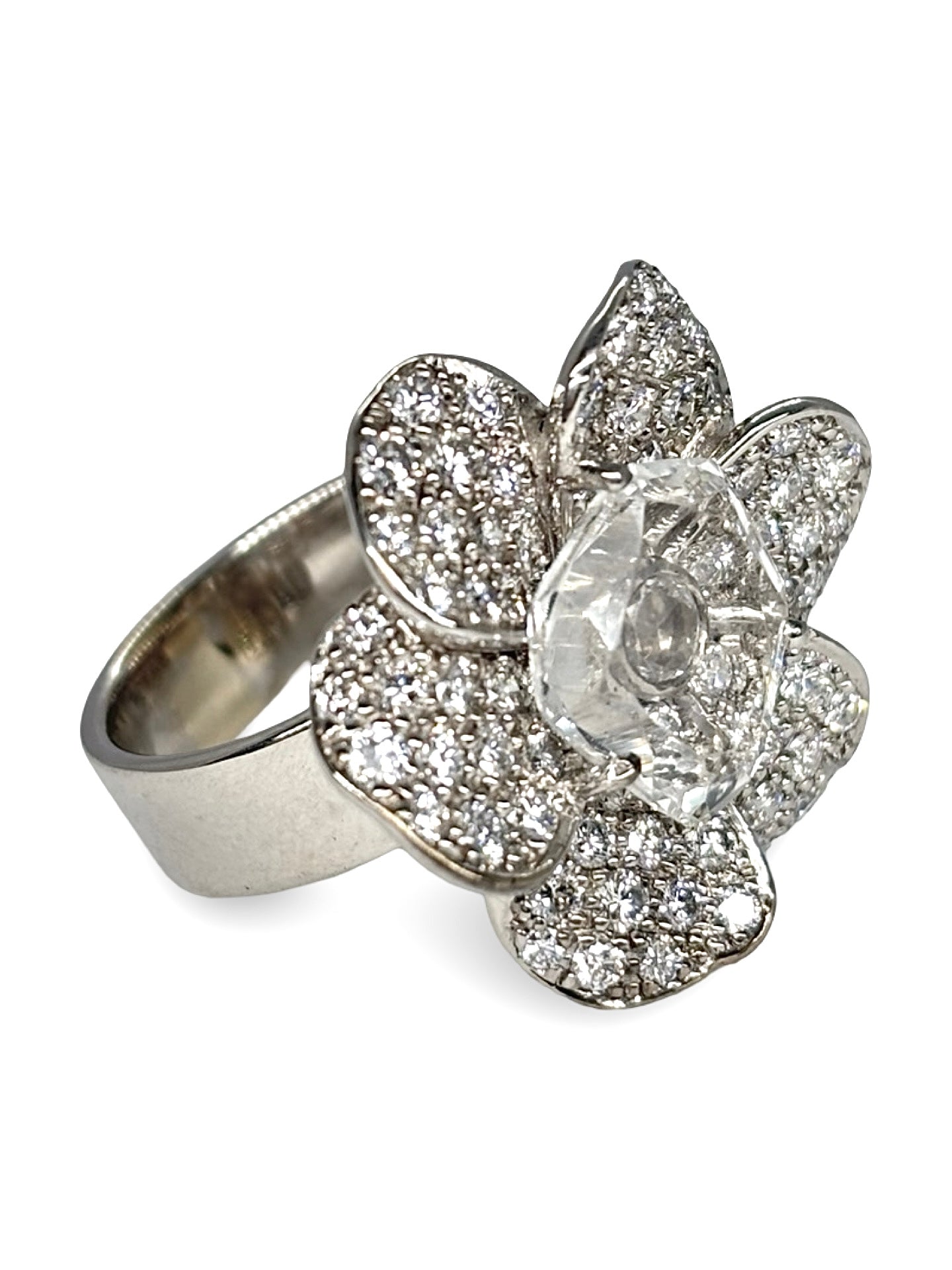 Bague motif fleur en or blanc 18 carats ornée de diamants totalisant 1 carat et de cristal. Ce bijou raffiné séduit par son design floral délicat, la brillance des diamants et la transparence lumineuse du cristal. Une bague élégante et précieuse, idéale pour sublimer une tenue ou enrichir une collection de joaillerie.