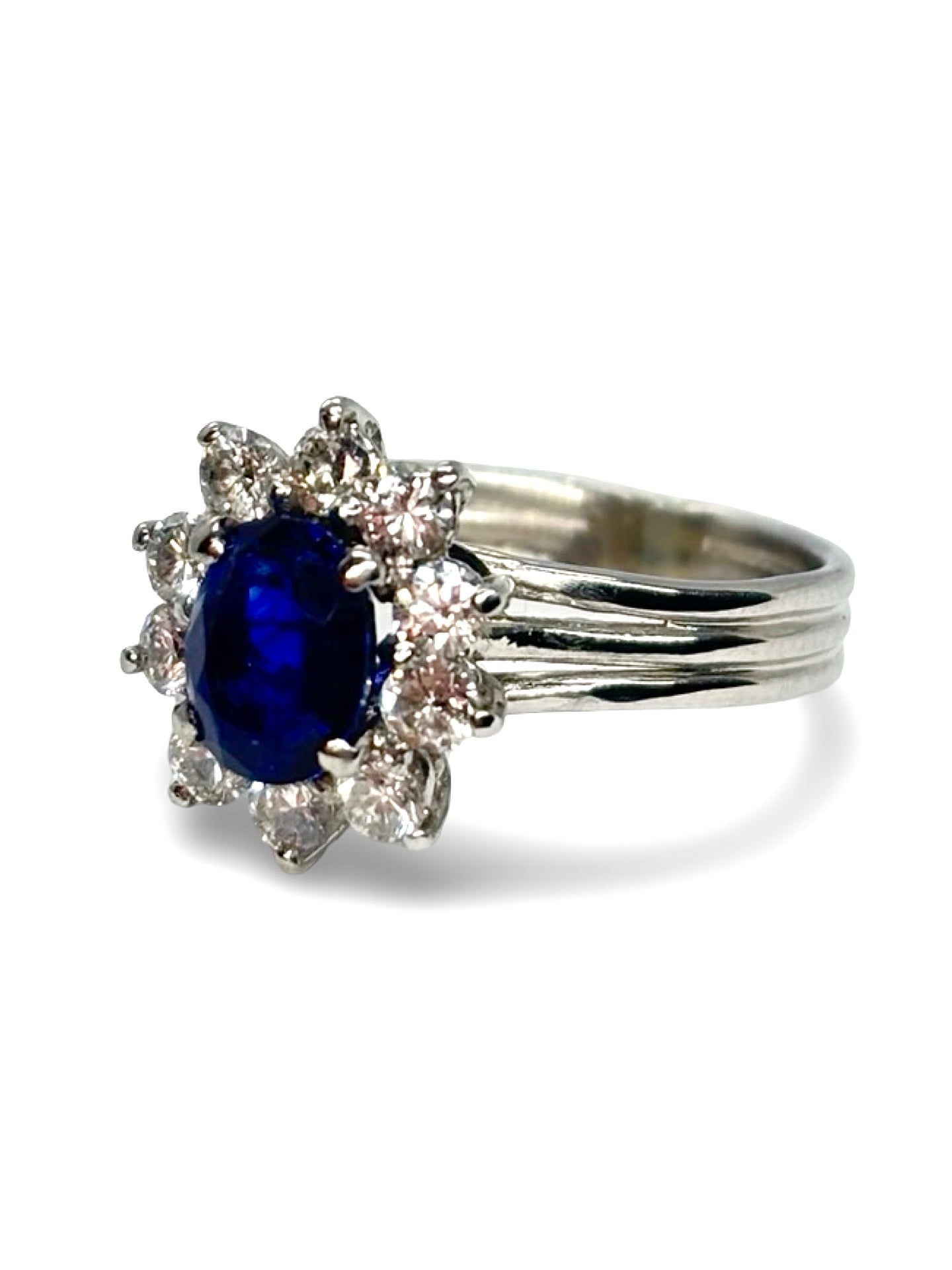 Bague marguerite en or blanc sertie d’un saphir central de 2 carats et de diamants totalisant 0,90 ct. Son design floral raffiné allie élégance et éclat, mettant en valeur la brillance du saphir et des diamants. Idéale comme bijou de prestige ou pour célébrer une occasion spéciale avec style et sophistication.