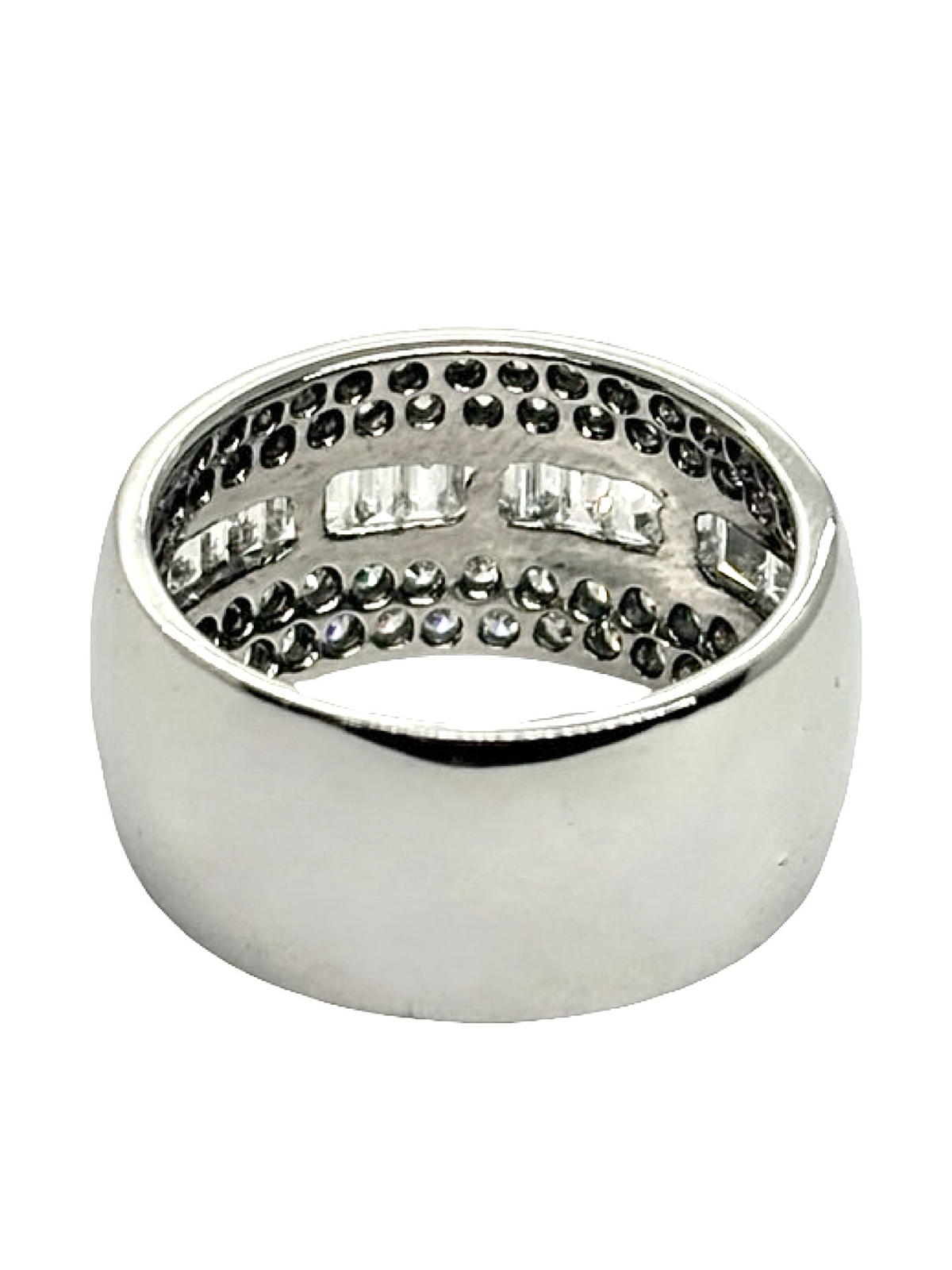 Bague en or blanc 18K sertie de diamants d’un poids total de 1,50 ct. Cette bague de joaillerie élégante séduit par l’éclat de ses diamants et la finesse de son or blanc 18 carats. Son design raffiné en fait un bijou intemporel et sophistiqué, idéal pour sublimer une tenue au quotidien ou lors d’une occasion spéciale. Une pièce précieuse et lumineuse pour les amateurs de bijoux en or blanc et de diamants.