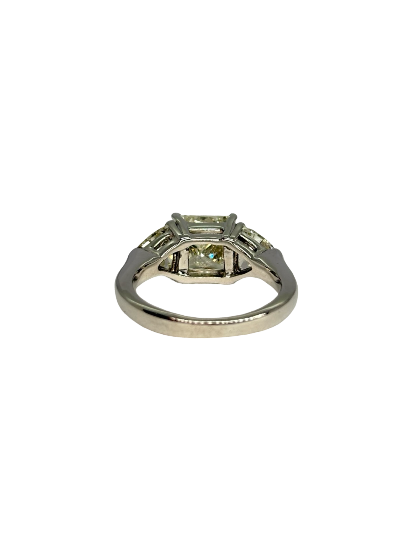 Bague en or blanc 18K sertie de diamants pour une création joaillière élégante et raffinée. Ce bijou précieux associe l’éclat lumineux de l’or blanc 18 carats à un total de 3,70 ct de diamants. Son design sophistiqué sublime la main et apporte une touche de luxe intemporel. Une bague en diamants idéale pour une occasion spéciale ou pour enrichir une collection de haute joaillerie. Bijou précieux en or blanc 18K et diamants 3,70 ct.