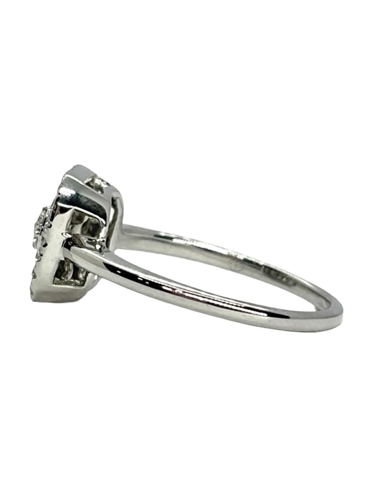 Bague en or blanc 18K sertie de diamants pour une élégance intemporelle. Cette bague joaillerie en or blanc 18 carats et diamants 0,50 ct se distingue par son design raffiné et son éclat lumineux. La bague précieuse met en valeur la brillance des diamants délicatement sertis sur l’or blanc. Une création élégante et sophistiquée, idéale pour sublimer une tenue ou offrir un bijou précieux. Bague diamant en or blanc 18K, parfaite pour les amateurs de joaillerie raffinée.