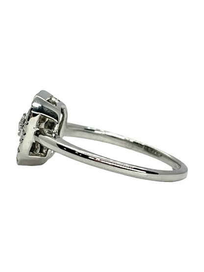 Bague en or blanc 18K sertie de diamants pour une élégance intemporelle. Cette bague joaillerie en or blanc 18 carats et diamants 0,50 ct se distingue par son design raffiné et son éclat lumineux. La bague précieuse met en valeur la brillance des diamants délicatement sertis sur l’or blanc. Une création élégante et sophistiquée, idéale pour sublimer une tenue ou offrir un bijou précieux. Bague diamant en or blanc 18K, parfaite pour les amateurs de joaillerie raffinée.
