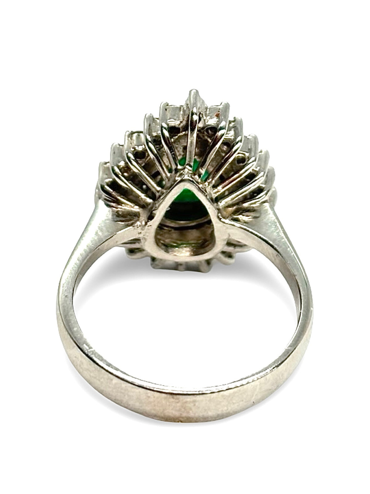 Bague en or blanc 18 carats sertie d’une émeraude de 1,2 carat et de diamants naturels totalisant 1 carat. Cette bague de joaillerie élégante associe l’éclat des diamants à la couleur intense de l’émeraude, créant un contraste raffiné et lumineux. Idéale pour les amateurs de bijoux précieux, cette bague émeraude et diamants apporte une touche de sophistication à toutes les occasions. Une pièce de joaillerie intemporelle en or blanc, parfaite pour sublimer une collection de bagues de luxe.