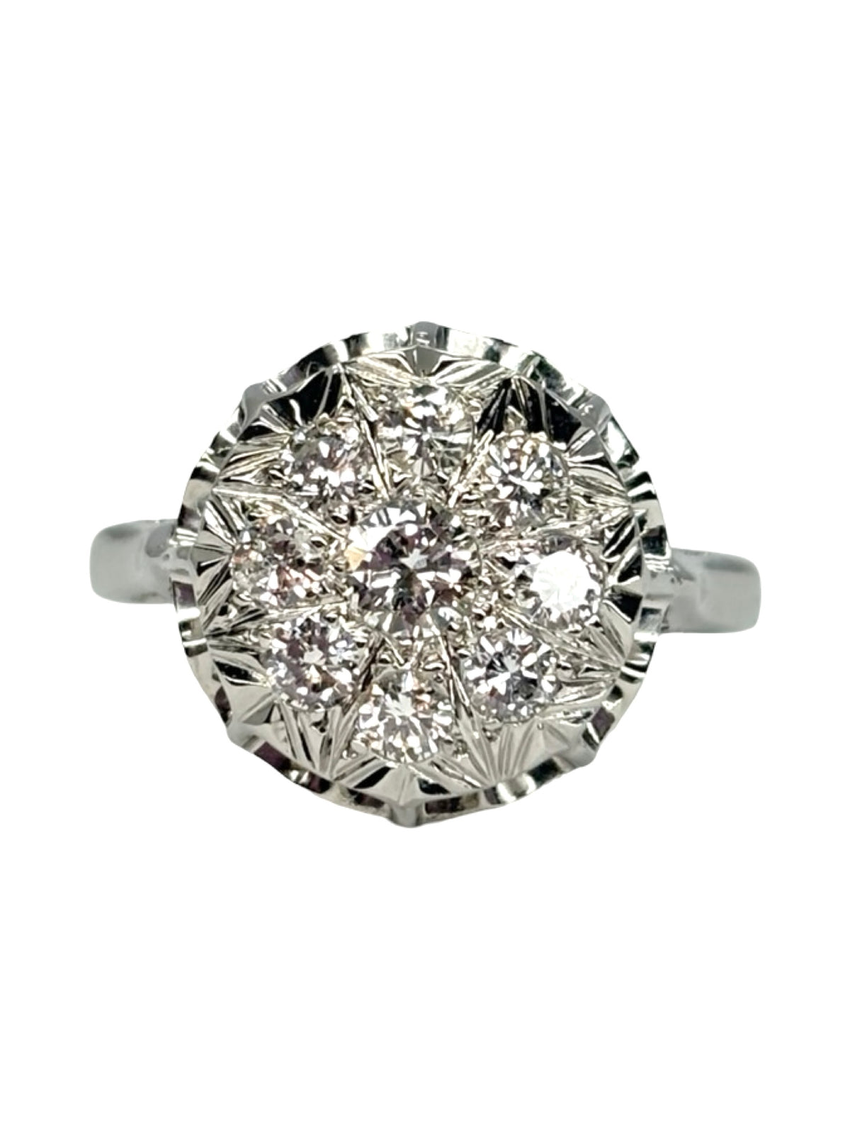 Bague en or blanc 18K sertie de diamants pour un total de 0,60 carat. Cette bague de joaillerie associe la pureté de l’or blanc 18 carats à l’éclat naturel des diamants. Son design raffiné et lumineux apporte une touche d’élégance à la main. Une création précieuse et intemporelle, idéale pour celles et ceux qui recherchent une bague en or blanc ornée de diamants, alliant sophistication, finesse et savoir-faire joaillier.
