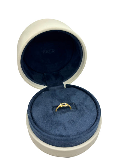 Bague Fred Force 10 en or jaune 18 carats sublimée par un sertissage de diamants éclatants. Inspirée de l’univers nautique emblématique de la collection Force 10, cette bague associe élégance contemporaine et savoir-faire joaillier. Un bijou raffiné et intemporel, apprécié pour son design distinctif et la brillance de ses diamants.