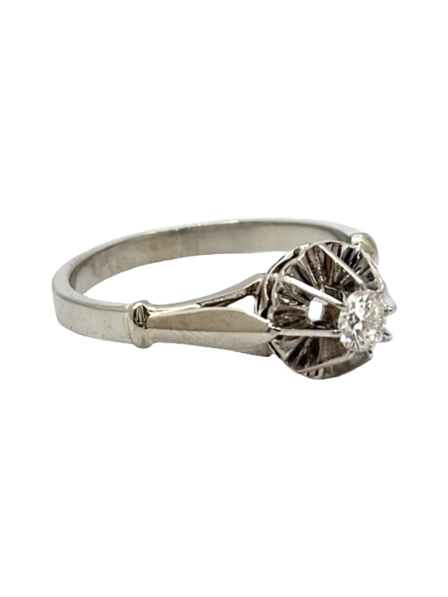 Bague en or 18 carats et platine 950 sertie d’un diamant de 0,18 carat. Élégante et raffinée, cette bague associe la chaleur de l’or à la noblesse du platine pour mettre en valeur l’éclat du diamant. Un bijou intemporel idéal pour une demande en mariage, un anniversaire ou un cadeau précieux du quotidien.
