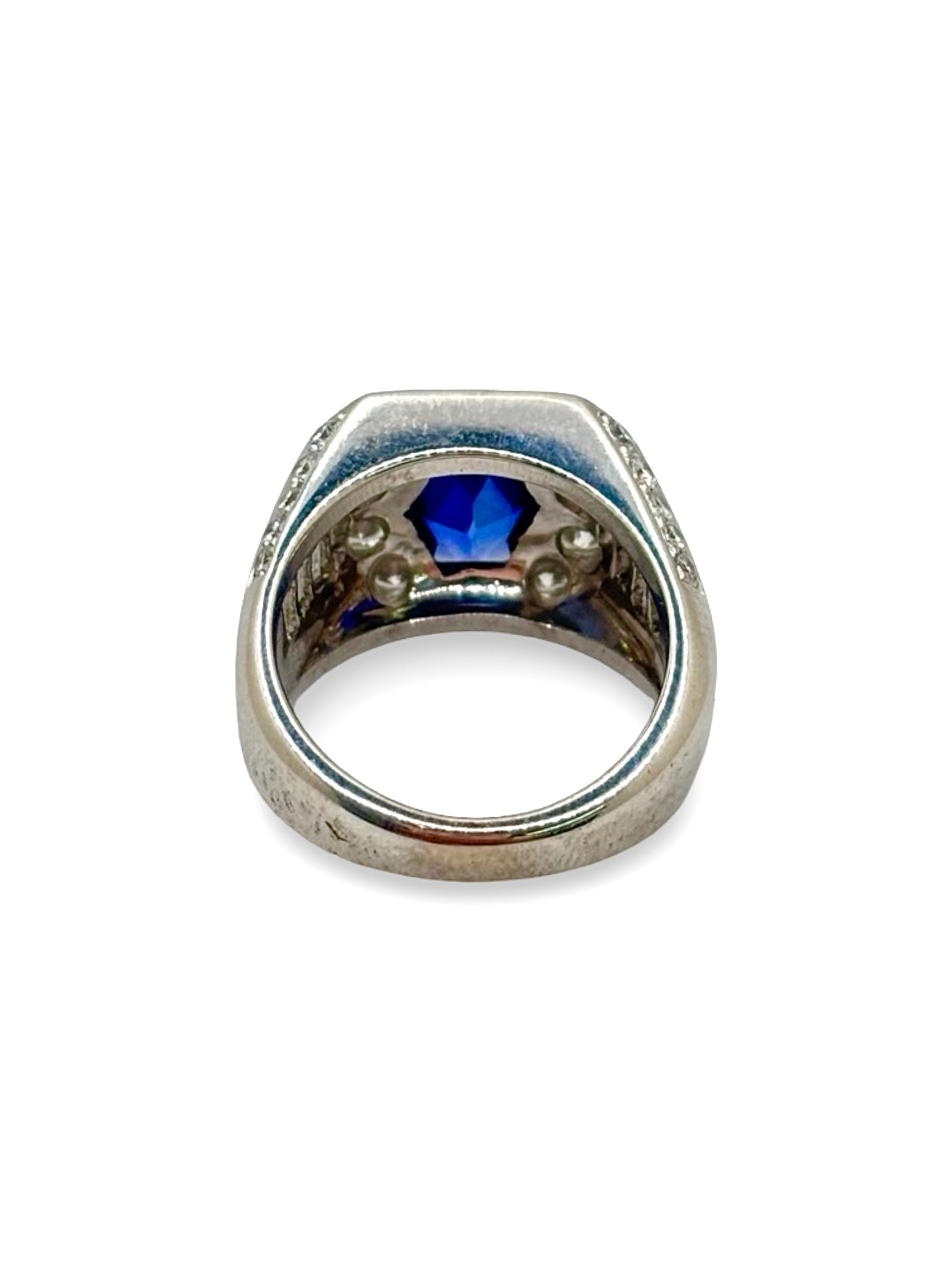 Bague en or blanc 18 carats mettant en valeur un somptueux saphir de 1,5 carat entouré de diamants totalisant 1,88 carat. Ce bijou d’exception séduit par l’intensité du bleu du saphir et l’éclat des diamants. Une création élégante et intemporelle, idéale pour les amateurs de haute joaillerie et de pierres précieuses.