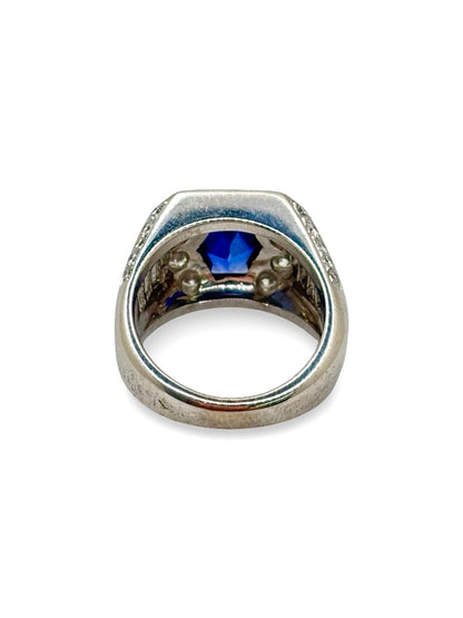 Bague en or blanc 18 carats mettant en valeur un somptueux saphir de 1,5 carat entouré de diamants totalisant 1,88 carat. Ce bijou d’exception séduit par l’intensité du bleu du saphir et l’éclat des diamants. Une création élégante et intemporelle, idéale pour les amateurs de haute joaillerie et de pierres précieuses.