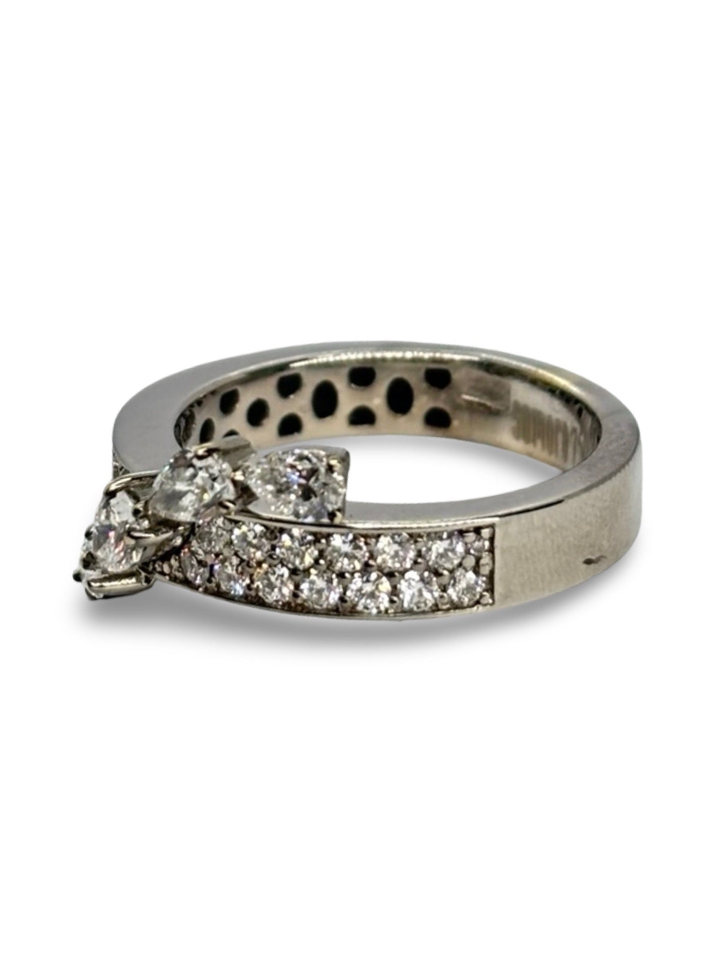 Bague en or blanc 18 carats sertie de diamants totalisant 2 carats. Ce bijou raffiné séduit par l’éclat intense de ses diamants et la finesse de son design en or blanc. Élégante et intemporelle, cette bague apporte une touche de prestige et de lumière à chaque tenue. Idéale pour célébrer un engagement, un anniversaire ou une occasion exceptionnelle.
