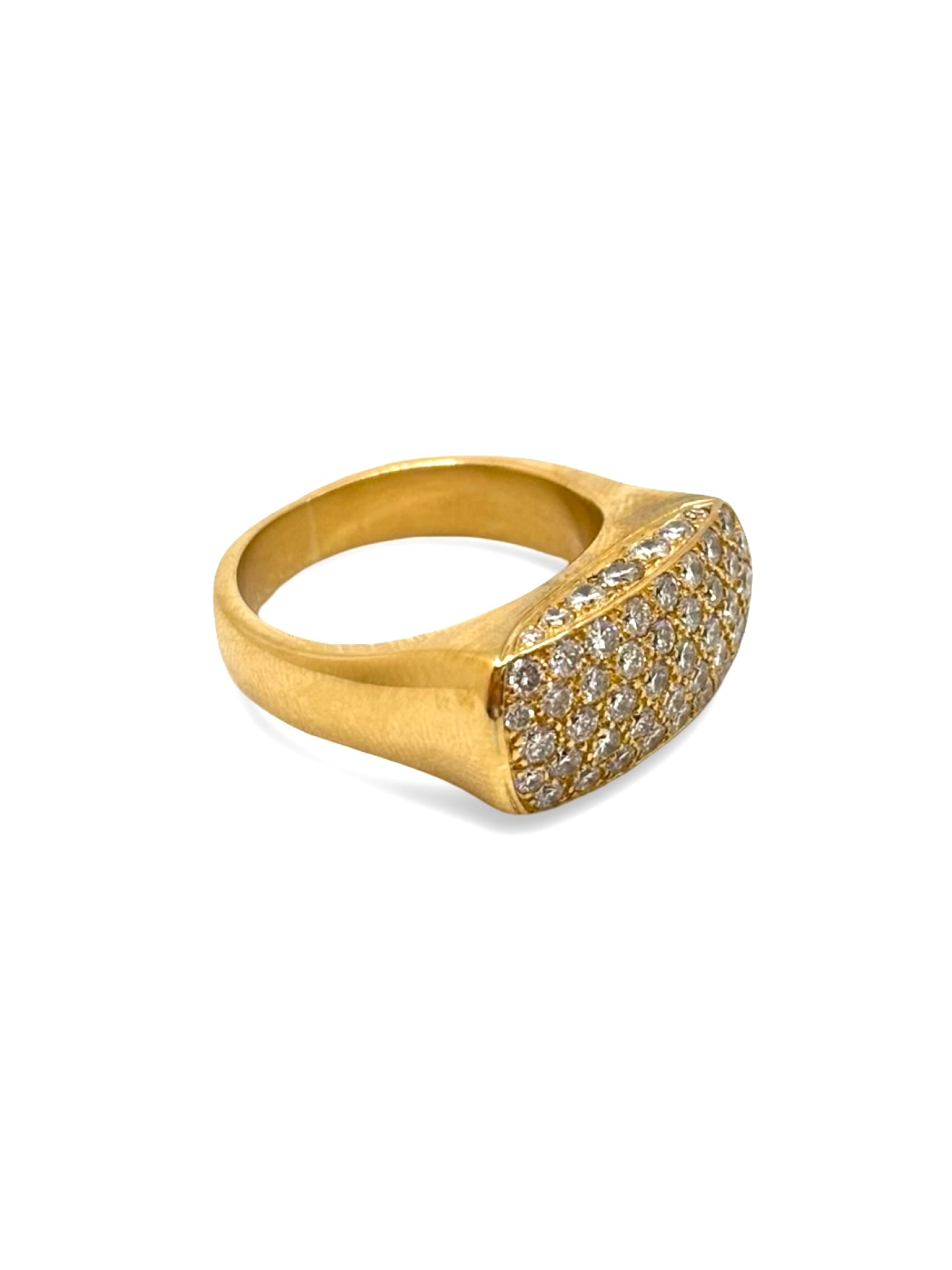 Bague en or jaune 18 carats sublimée par des diamants totalisant 1 carat. Ce bijou raffiné associe la chaleur de l’or jaune à l’éclat intemporel des diamants pour un rendu lumineux et élégant. Une création joaillière idéale pour célébrer une occasion spéciale ou enrichir une collection de bijoux précieux.