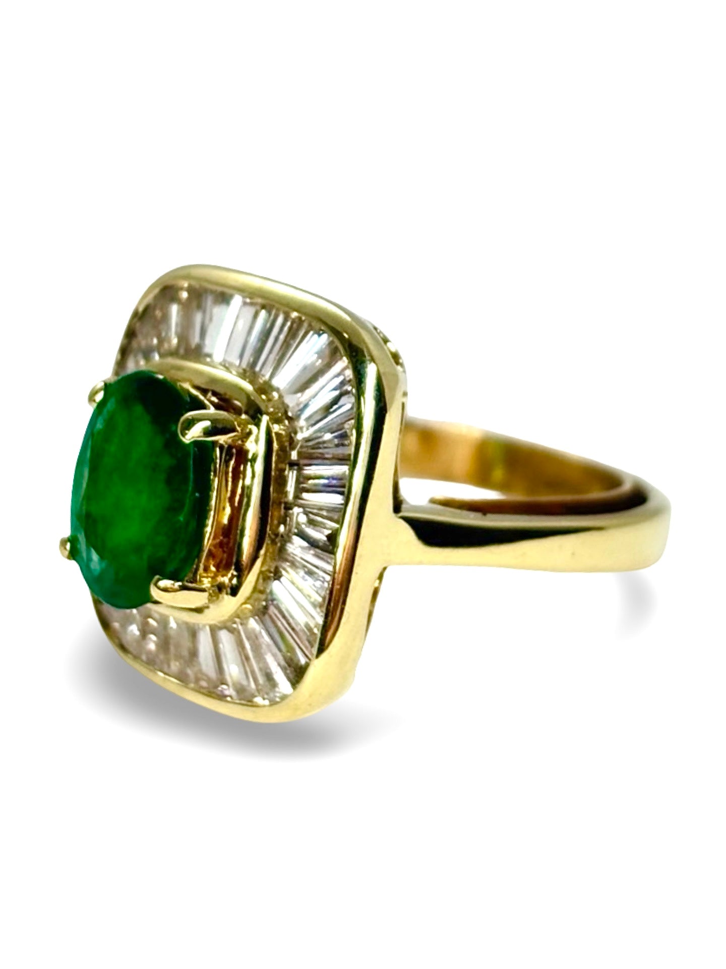 Bague ancienne en or jaune 18 carats sertie d’une émeraude de 1,5 carat et de diamants totalisant 0,80 carat. Ce bijou raffiné séduit par son style vintage, l’éclat profond de l’émeraude et la brillance délicate des diamants. Idéale pour sublimer une tenue ou enrichir une collection de joaillerie précieuse et élégante.
