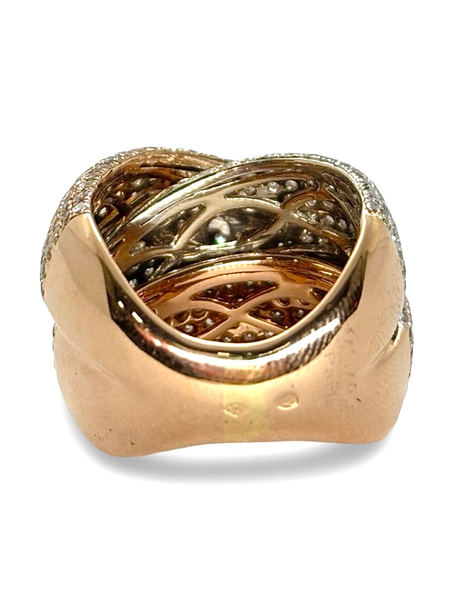 Bague en or rose 18 carats sertie de diamants pour un total de 6 carats. Élégante et raffinée, cette bague joaillière séduit par l’éclat de ses pierres précieuses et la douceur de l’or rose. Un bijou de luxe idéal pour une occasion spéciale, un cadeau précieux ou une collection de haute joaillerie.